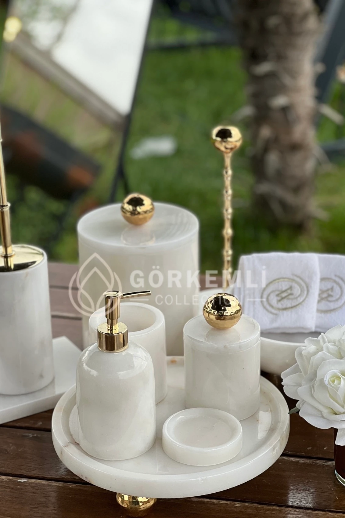 8 li Banyo Seti Büyük Gold Top + tepsi top ayaklı + Kagıt havluluk Gold Top