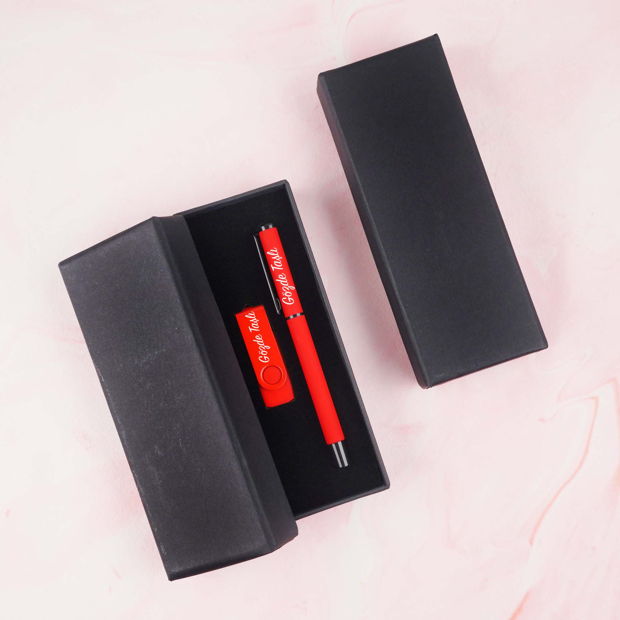 Özel Kutulu İsim Baskılı Kırmızı USB Bellek ve Kalemli Hediye Seti