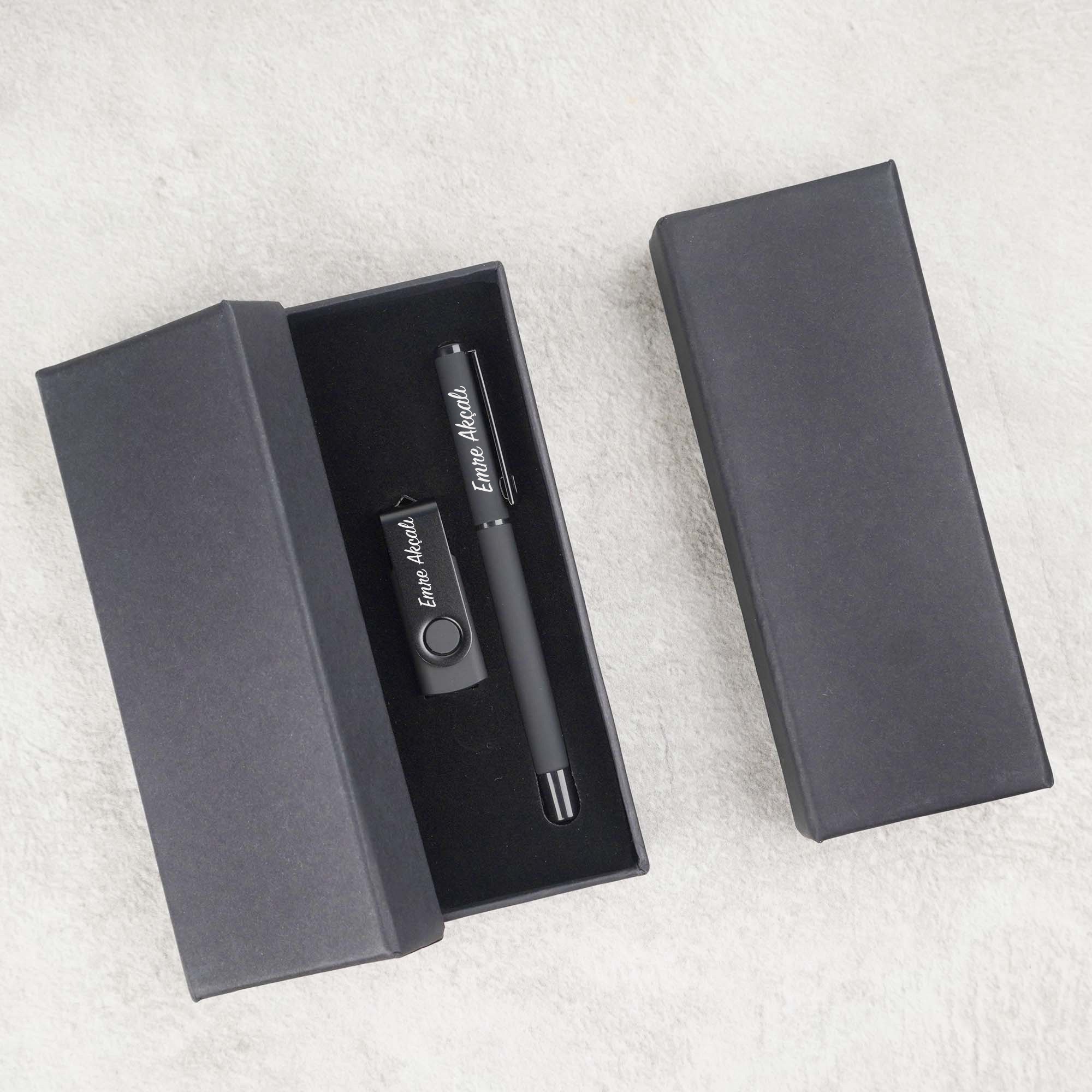 Özel Kutulu İsim Baskılı Siyah USB Bellek ve Kalemli Hediye Seti