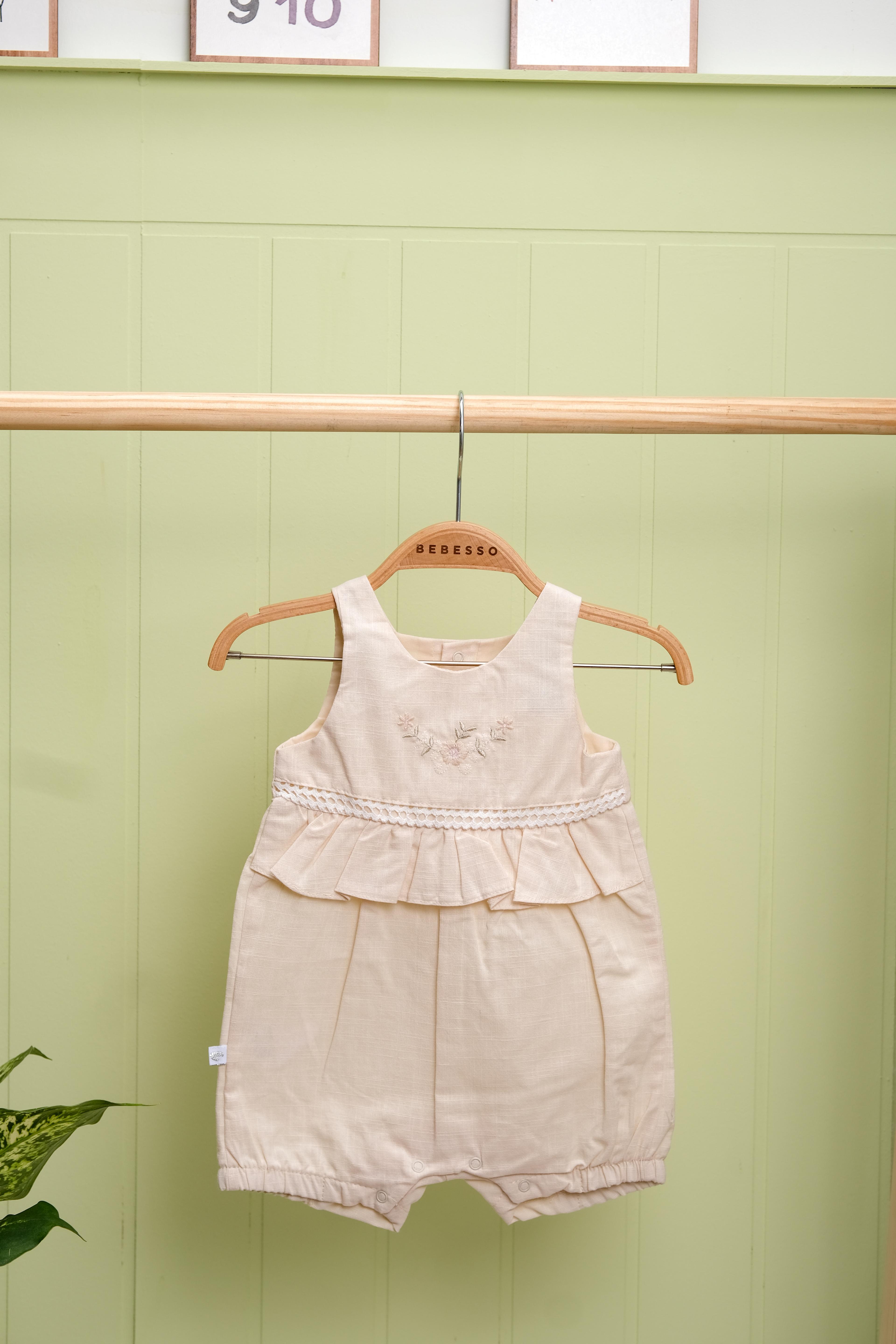 Rosette Nakış Detaylı Kız Bebek Tulum 