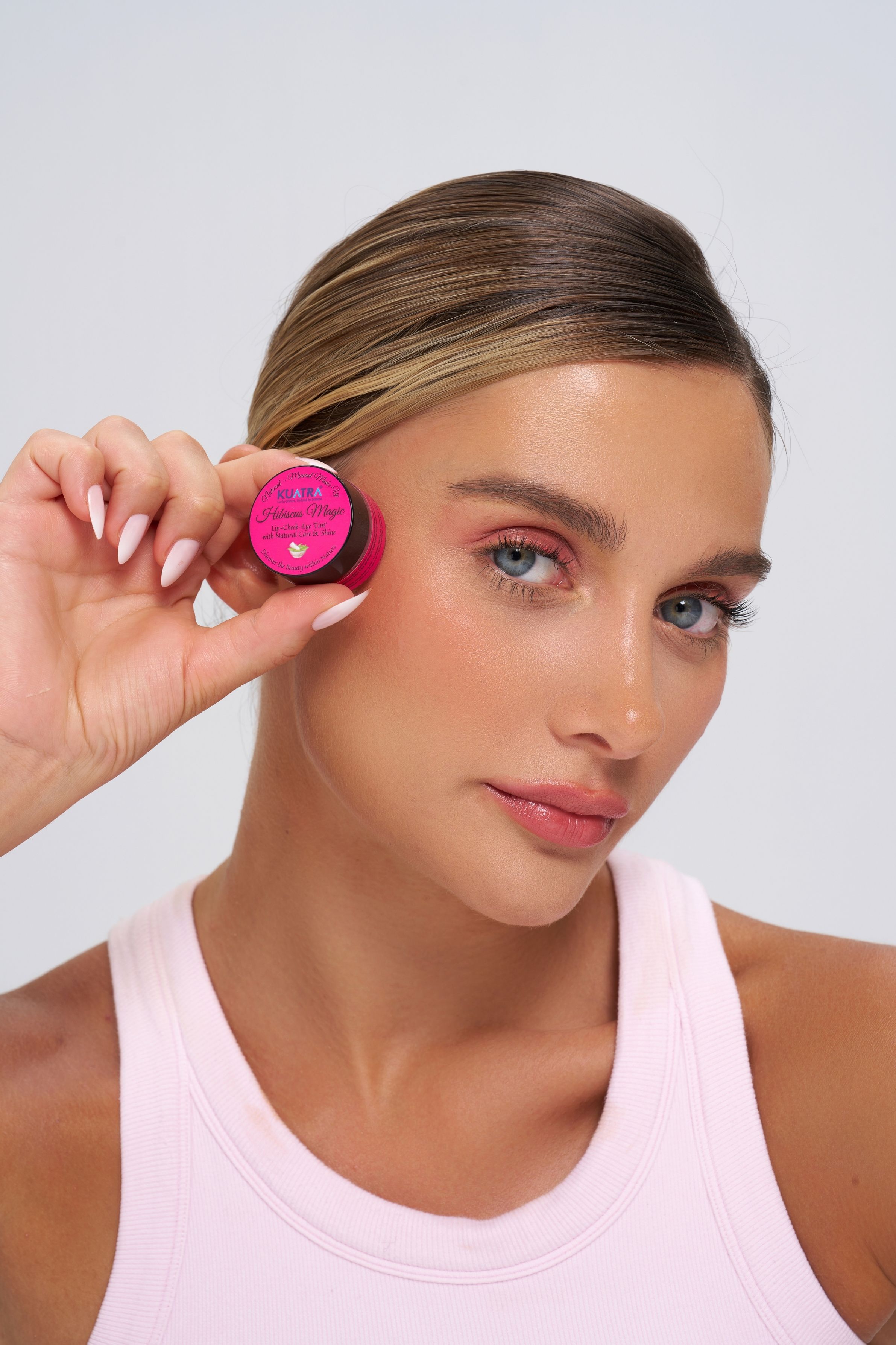 Hibiscus Magic Doğal İçerikli Çok Amaçlı Allık, Ruj, Göz Farı (Makyaj Beraberinde Çok Değerli Besleyici Cilt Bakımı)