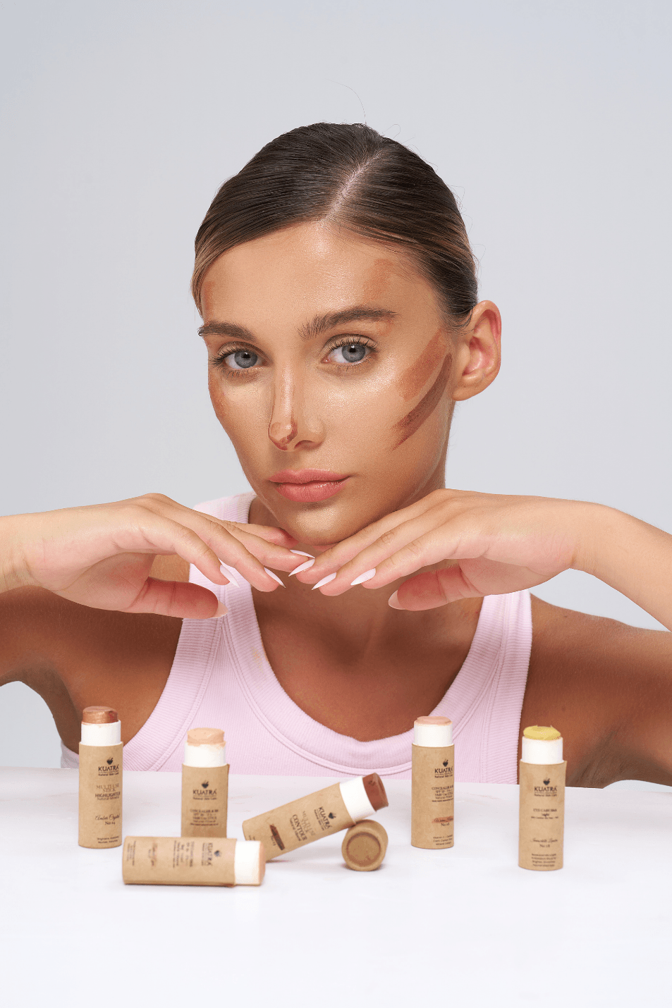 Kuatra Warm Honey Natural-Mineral Stick Concealer & BB | SPF 50+ PA++++ | Çok Amaçlı Nemlendirici, Leke Karşıtı, Vitamin C, Renkli Bakım