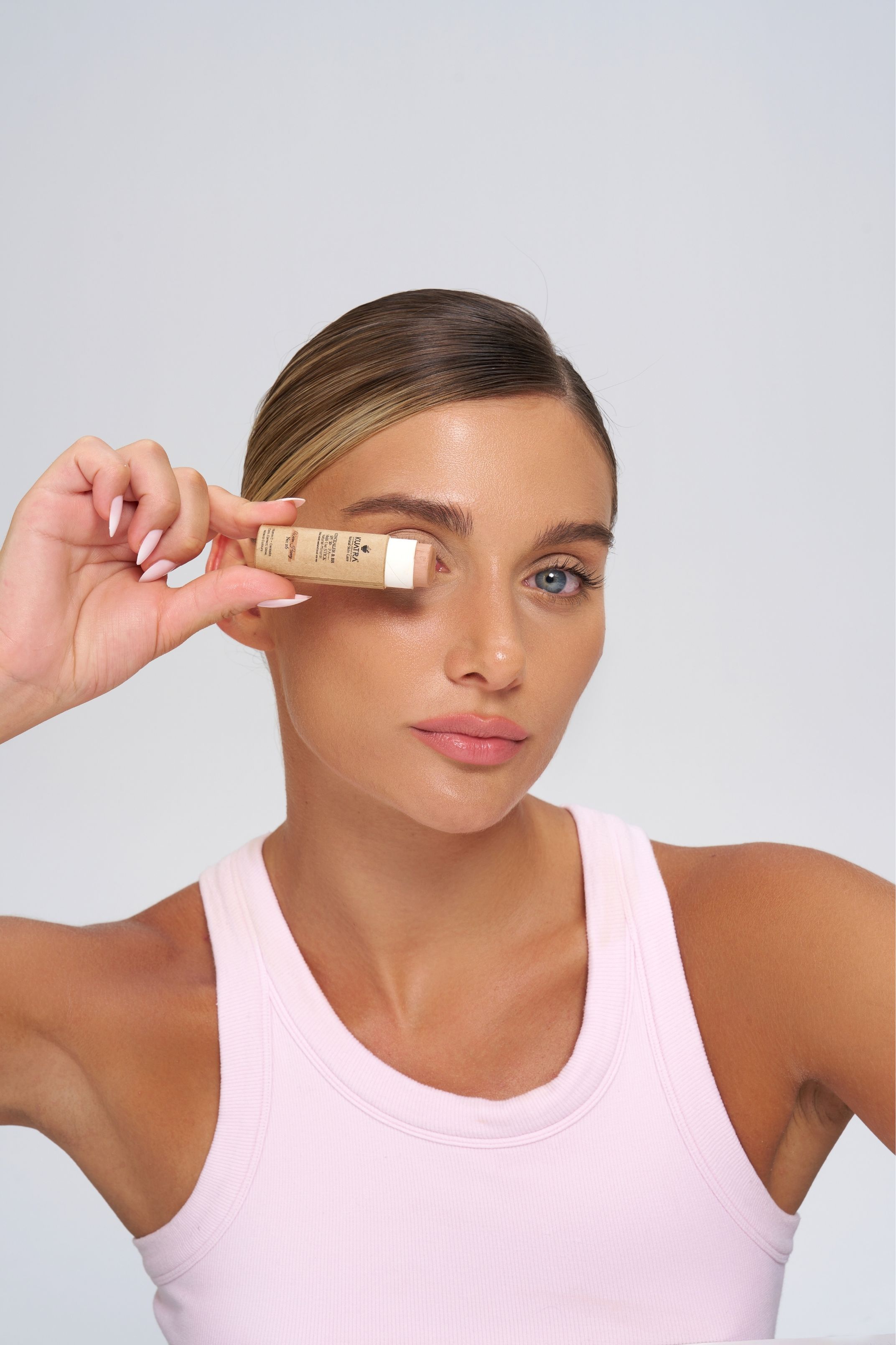 Kuatra Warm Honey Natural-Mineral Stick Concealer & BB | SPF 50+ PA++++ | Çok Amaçlı Nemlendirici, Leke Karşıtı, Vitamin C, Renkli Bakım