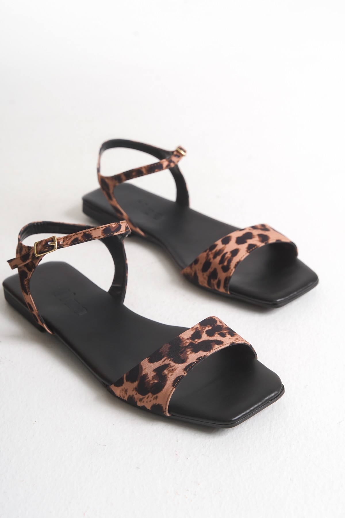 SELENE Kadın Baş Parmağı Tokalı Sandalet A012-K265 - Leopar