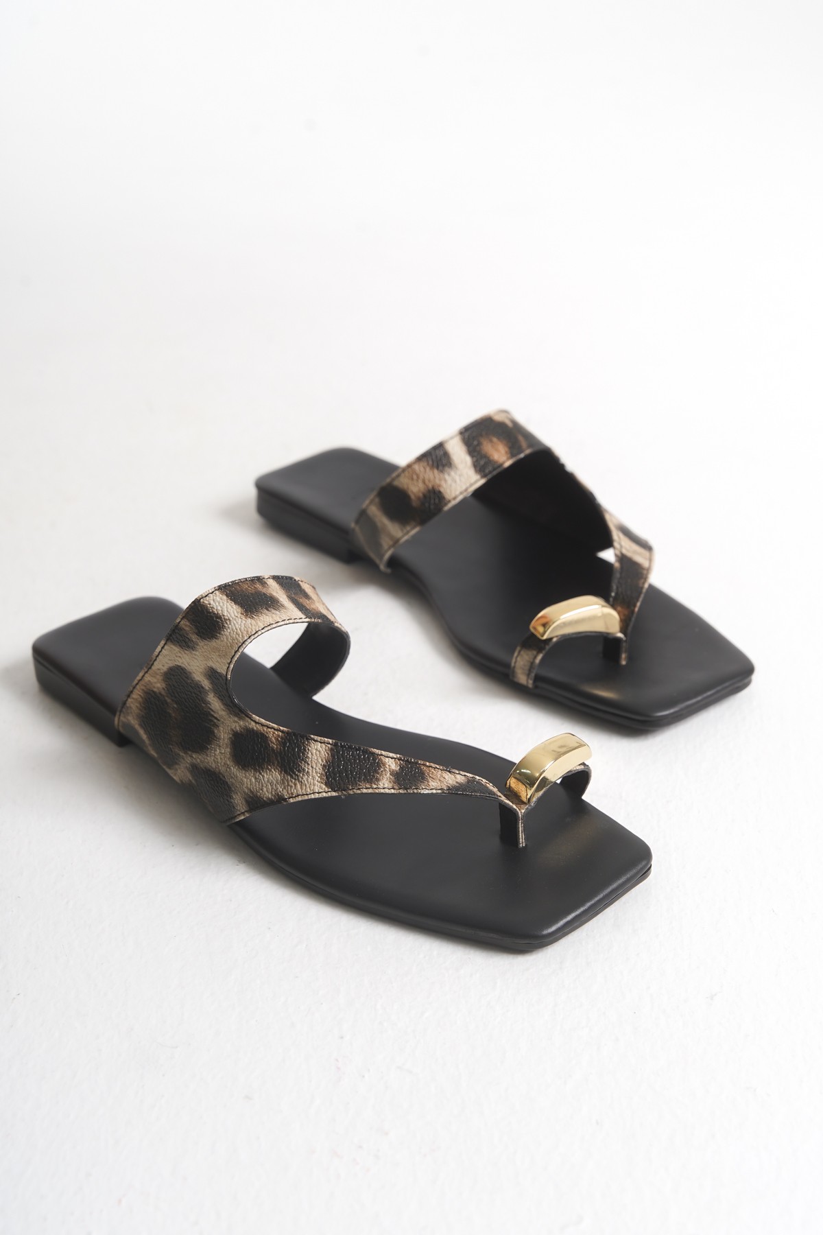 TASHA Kadın Günlük Baş Parmağı Tokalı Terlik A012-K280 - Leopar