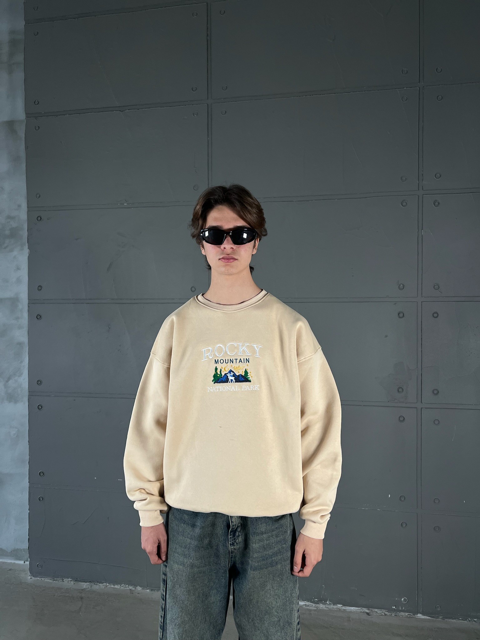 Krem Rocky Nakış İşlemeli Oversize Sweatshirt 