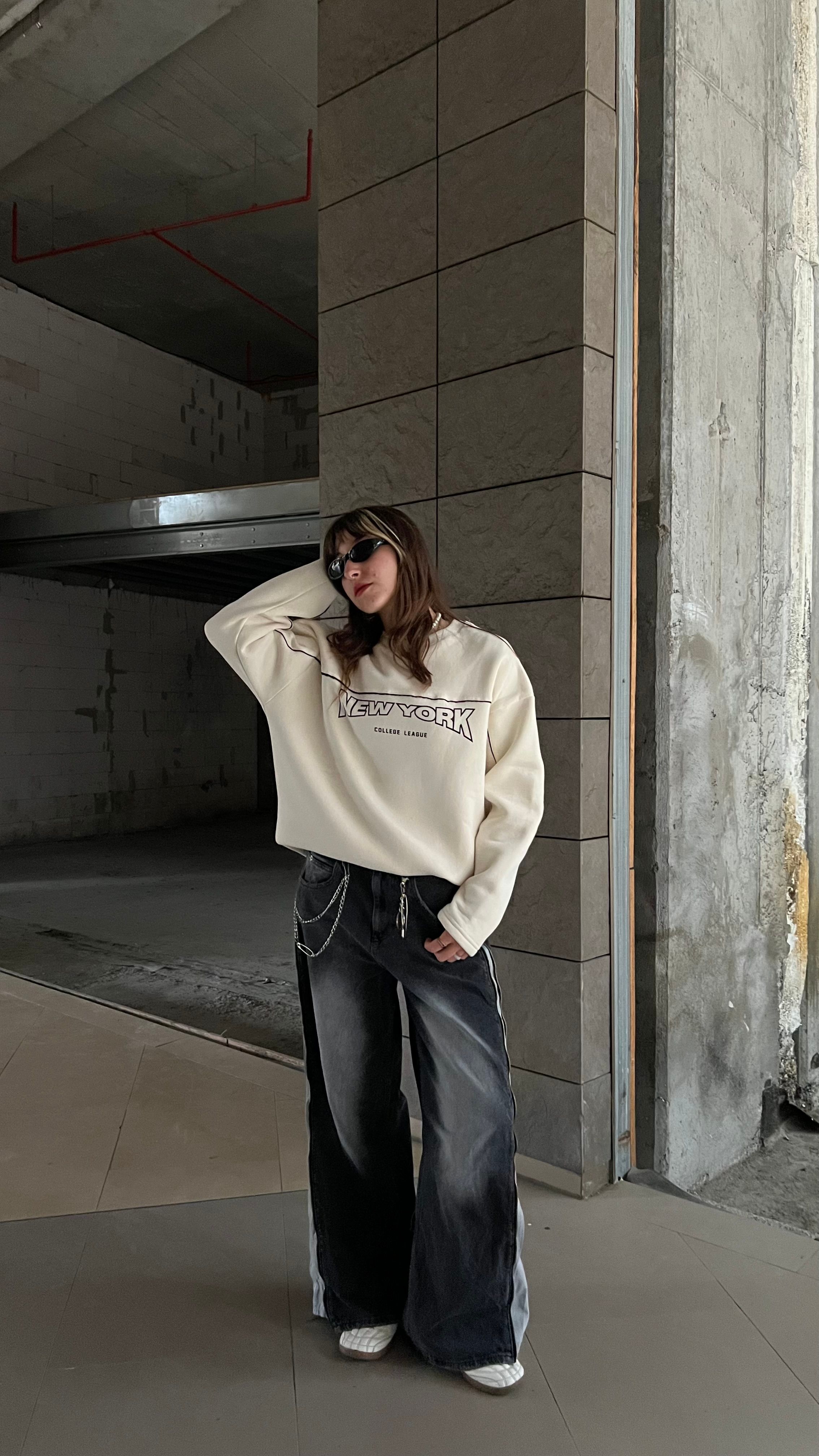 New York Krem Nakış İşlemeli Oversize Sweatshirt 