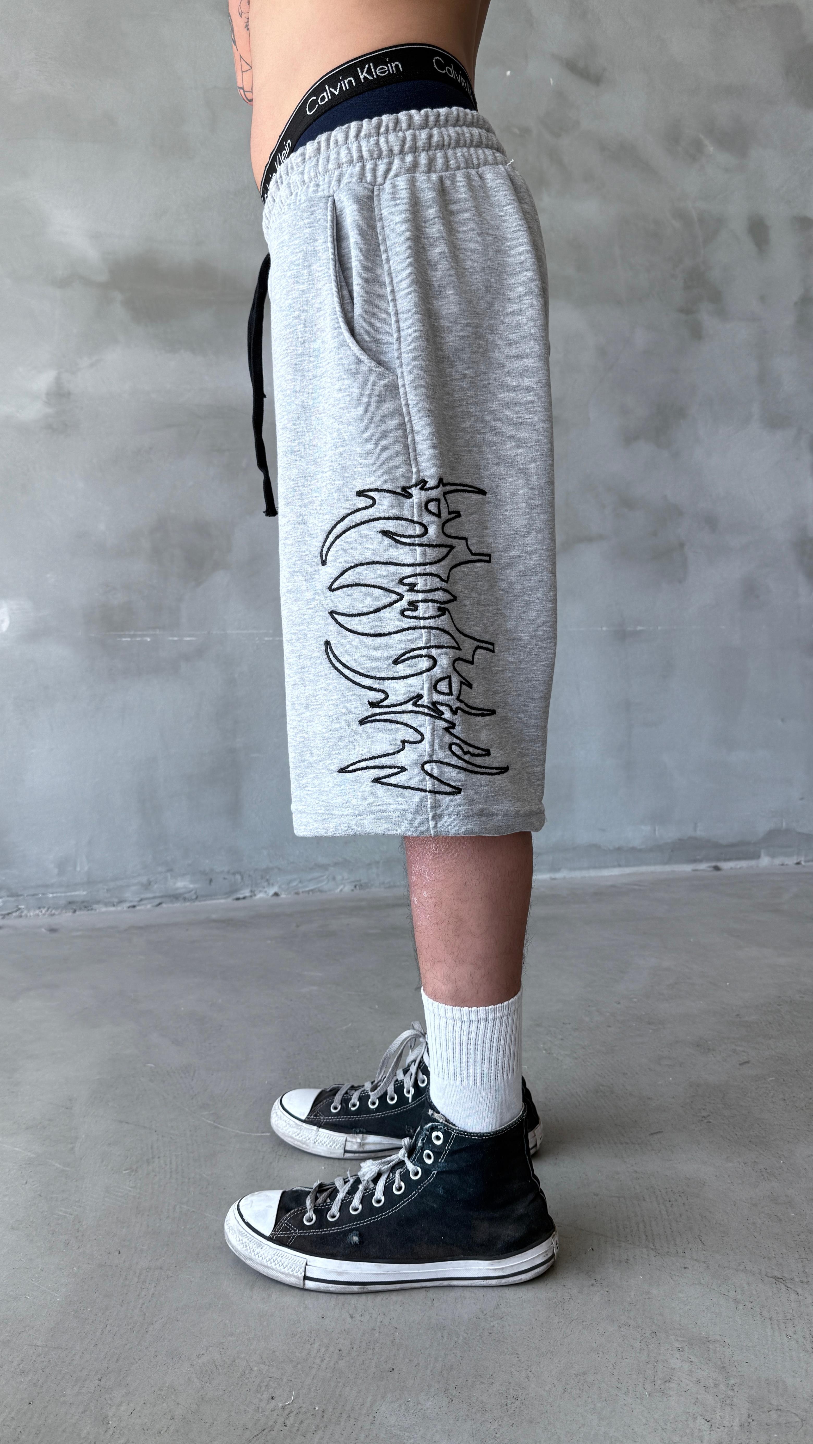Gri Soft Tribal Nakış Detay Baggy Şort 