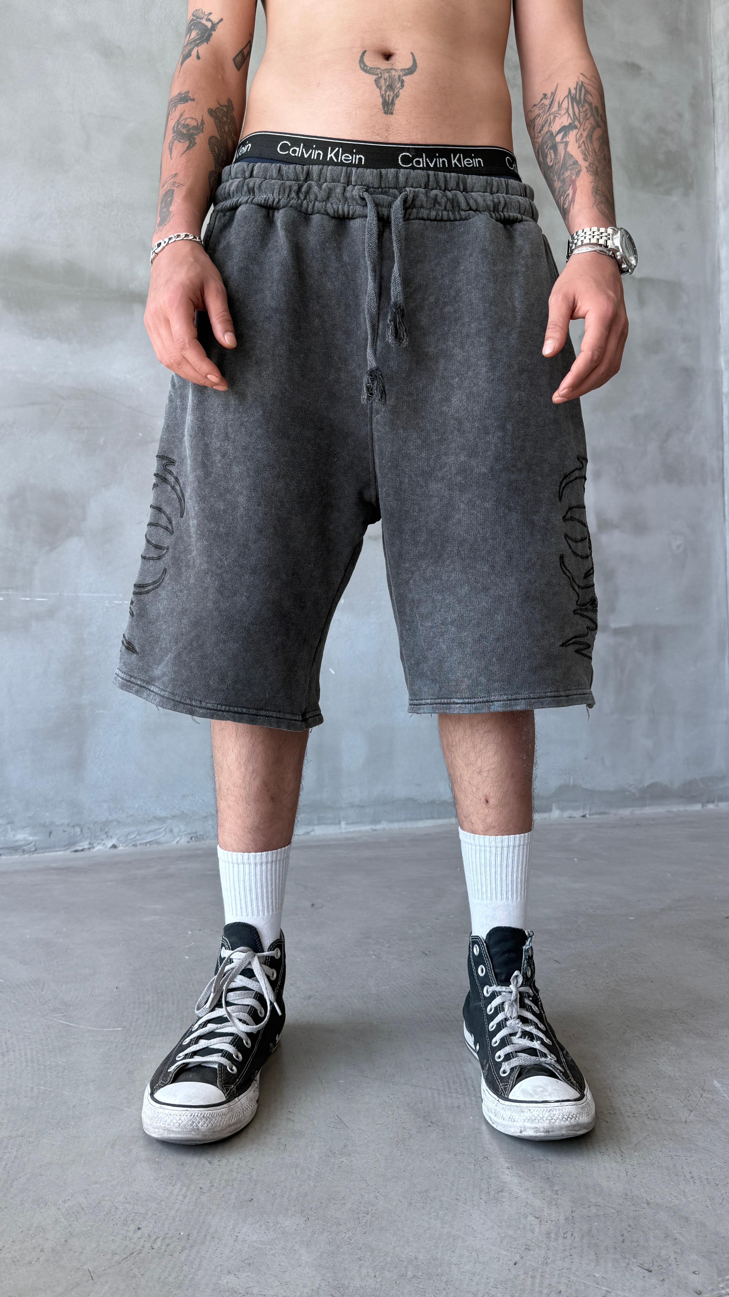 Antrasit Yıkamalı Soft Tribal Nakış Detay Baggy Şort 
