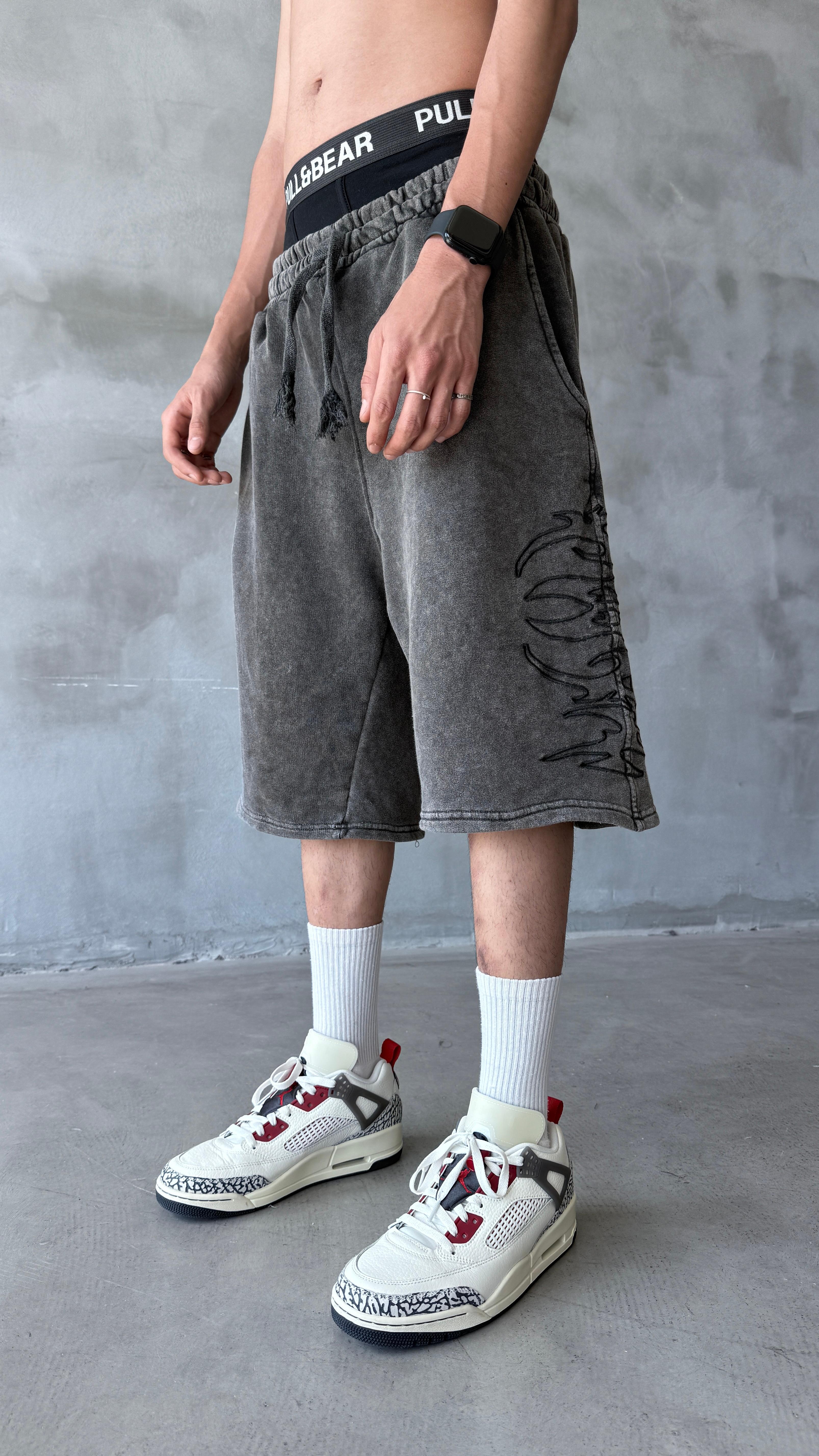 Gri Antrasit Yıkamalı Soft Tribal Nakış Detay Baggy Şort 