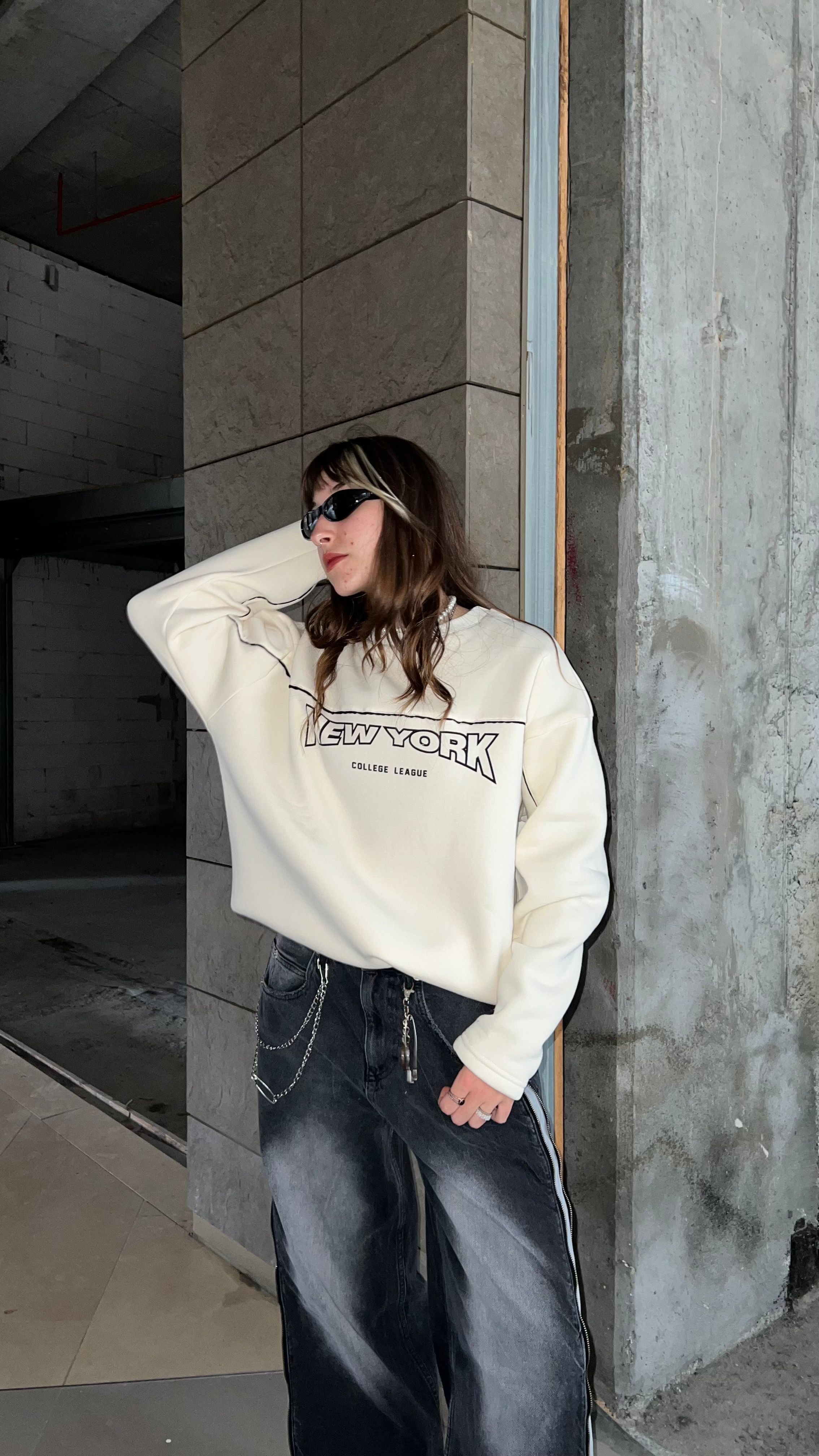 New York Krem Nakış İşlemeli Oversize Sweatshirt 