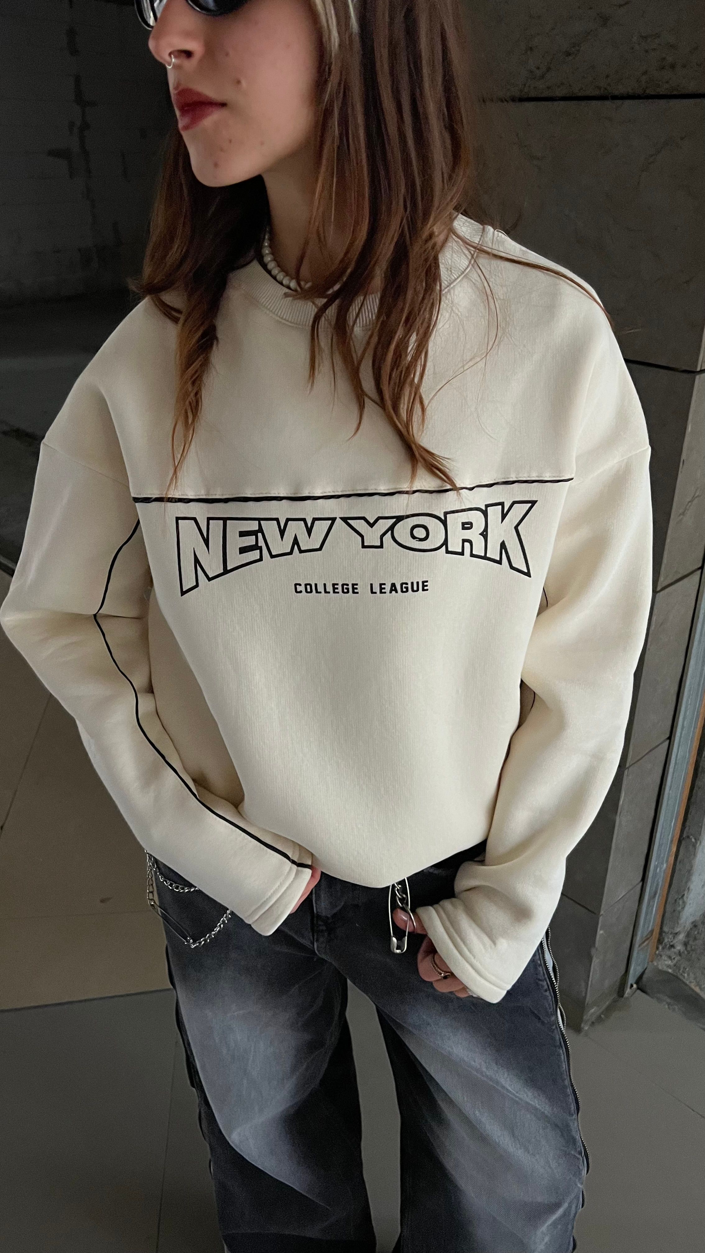 New York Krem Nakış İşlemeli Oversize Sweatshirt 