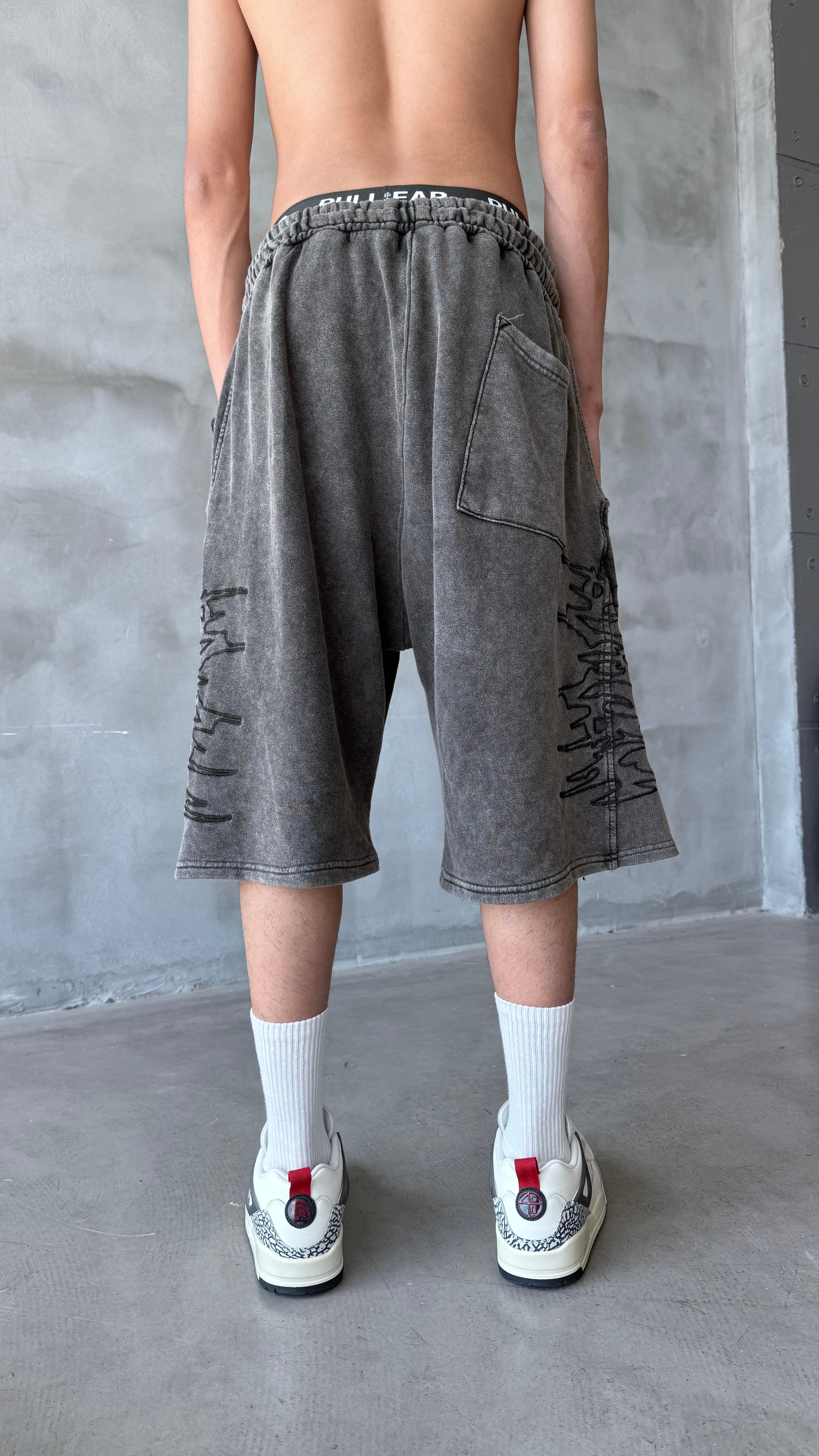 Gri Antrasit Yıkamalı Soft Tribal Nakış Detay Baggy Şort 