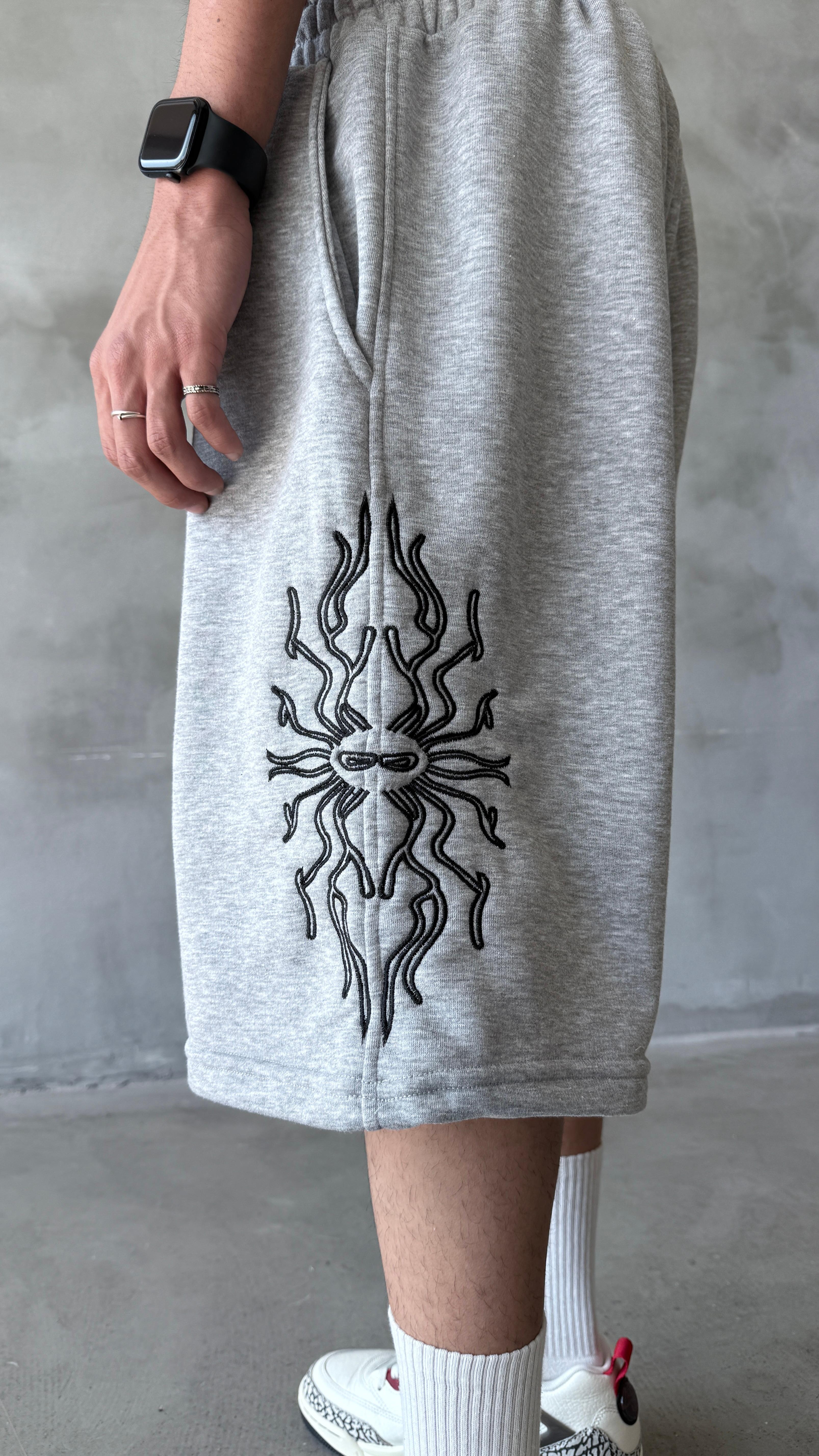 Gri Medusa Nakış Detay Baggy Şort 