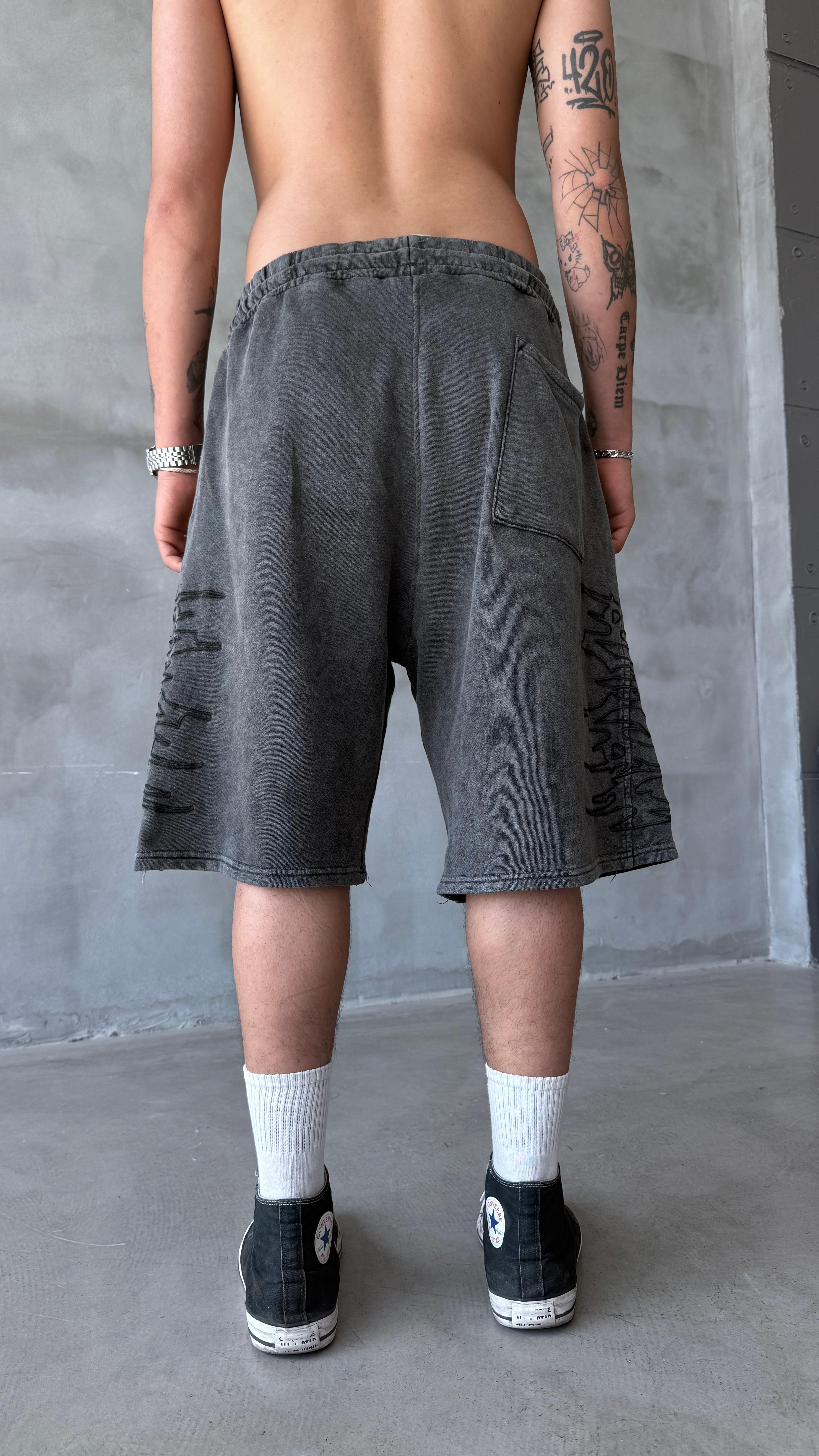 Antrasit Yıkamalı Soft Tribal Nakış Detay Baggy Şort 