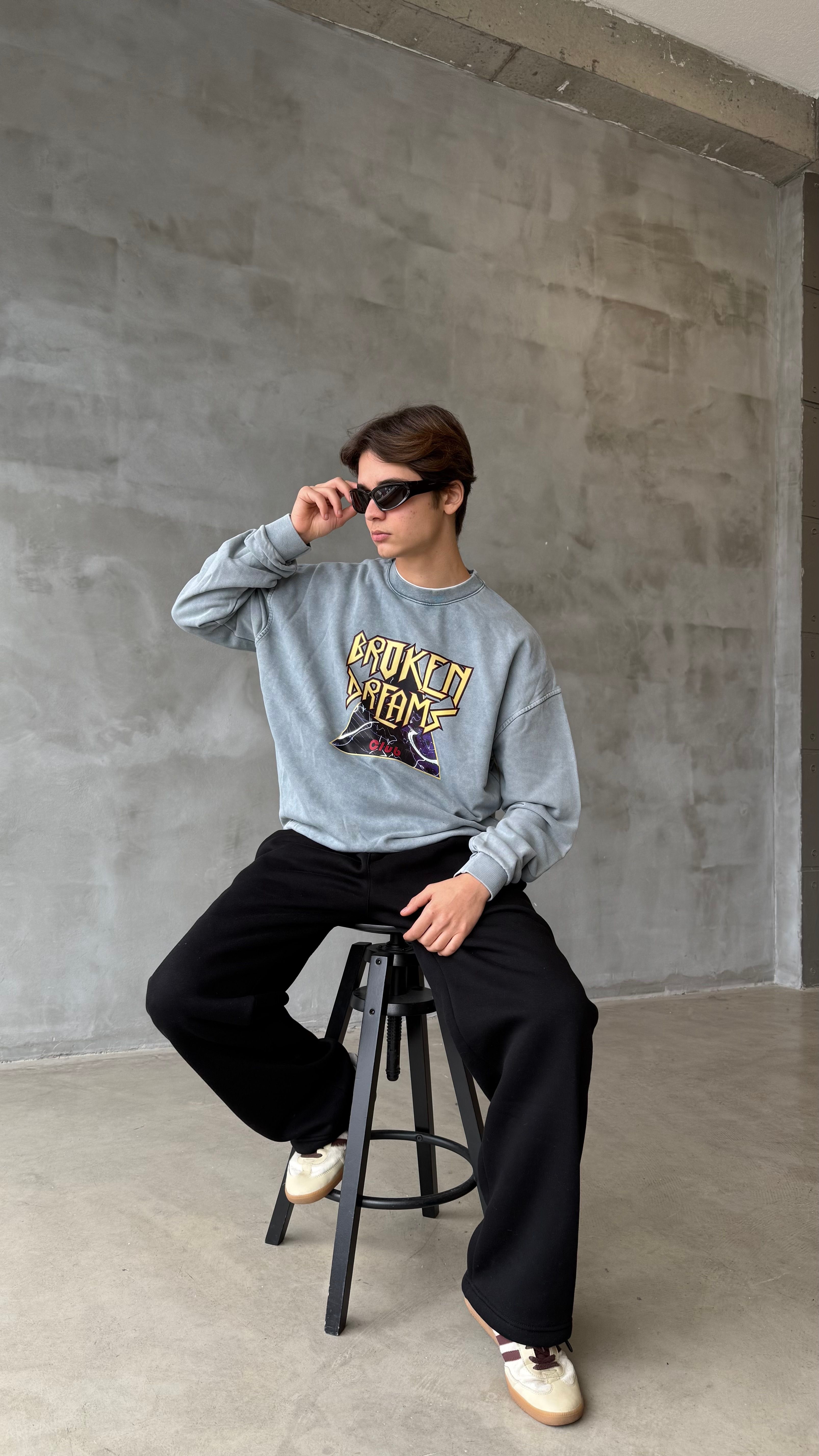 Broken Dreams Yıkamalı Oversize Sweatshirt