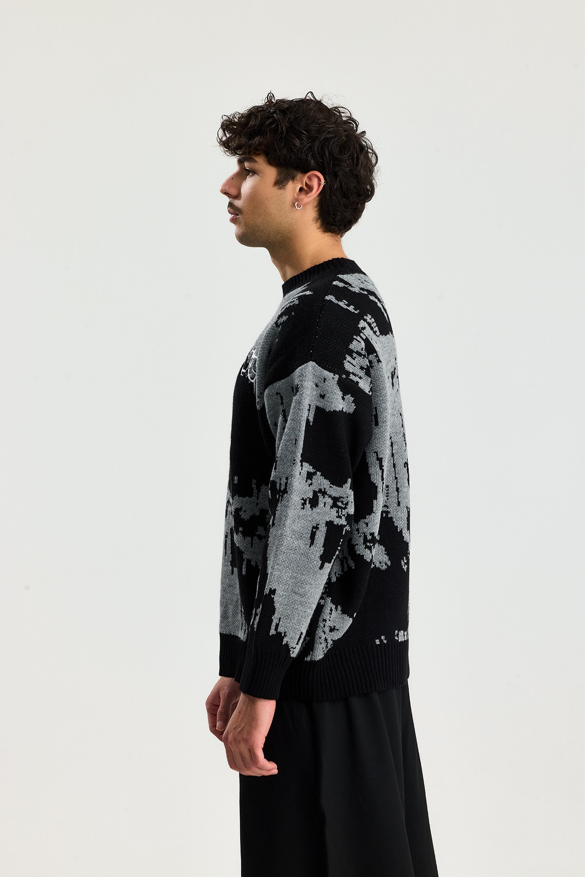 Siyah Glitch Nakış Detay Premium Yıkamalı Oversize Triko Kazak