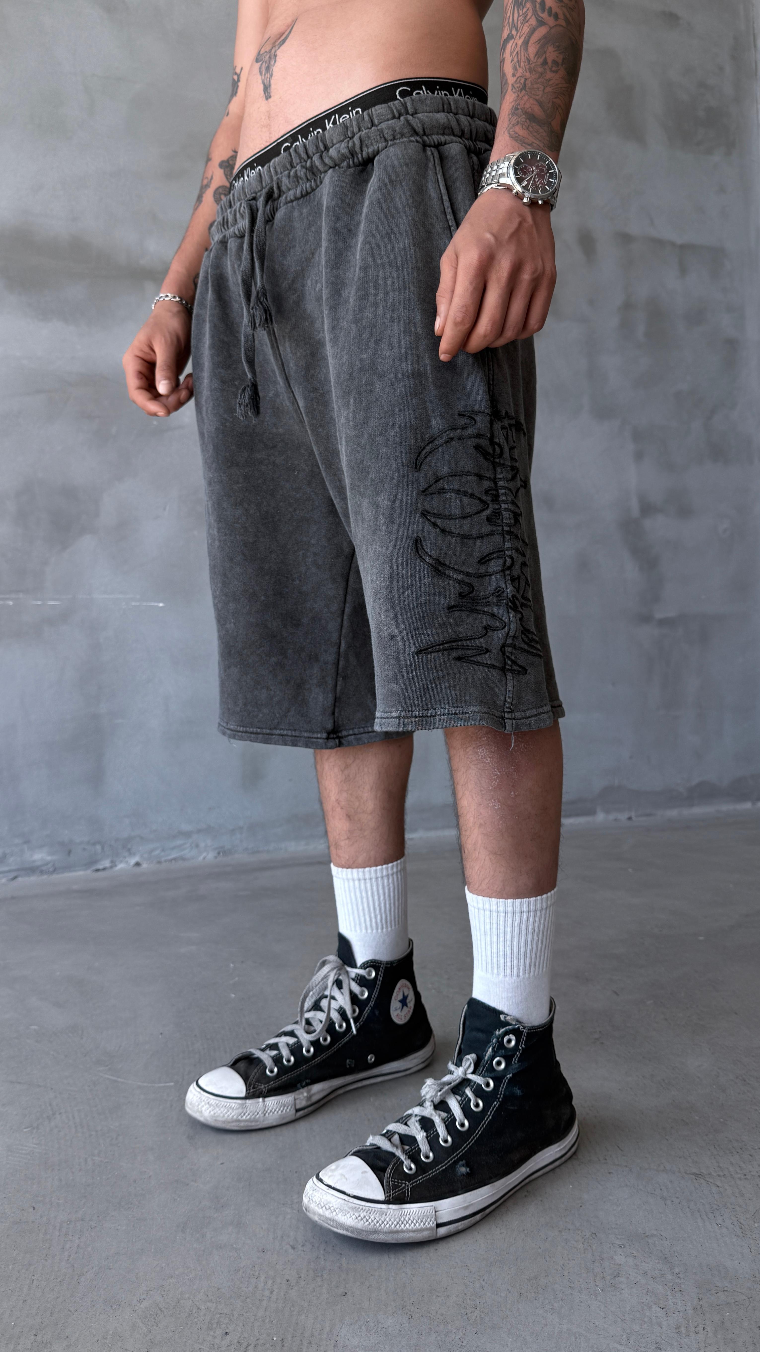 Antrasit Yıkamalı Soft Tribal Nakış Detay Baggy Şort 
