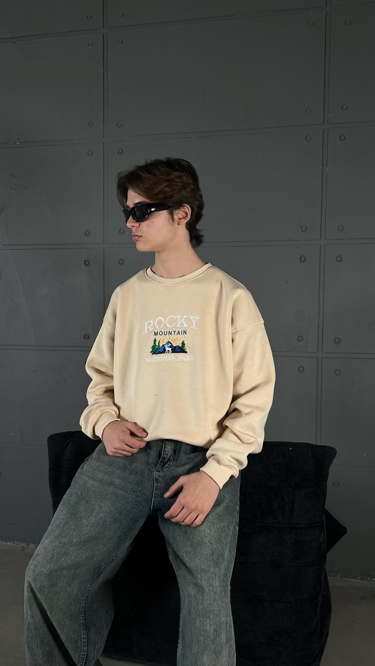 Krem Rocky Nakış İşlemeli Oversize Sweatshirt 