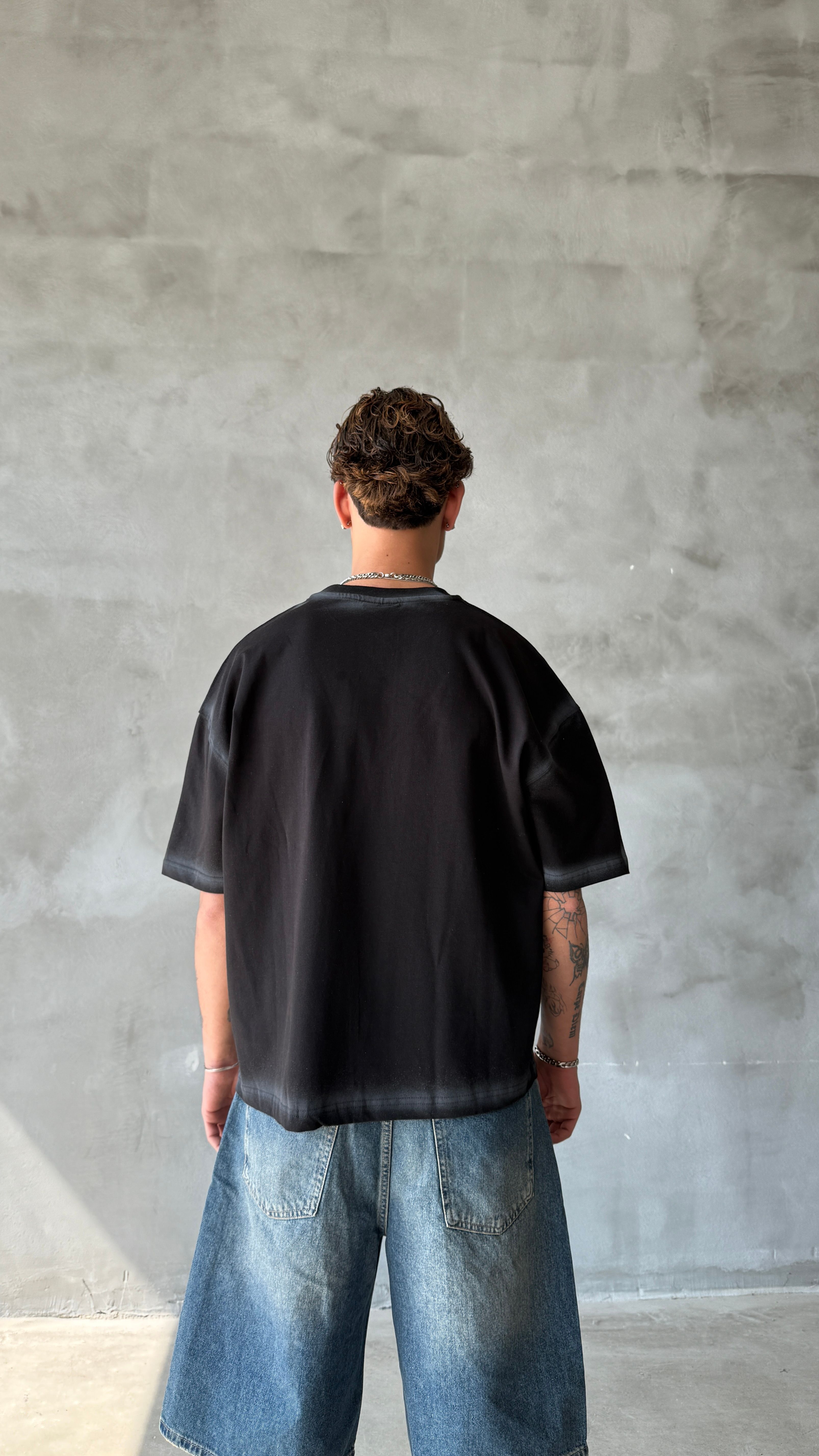 Siyah Stone Sprey Yıkamalı Oversize Tişört 