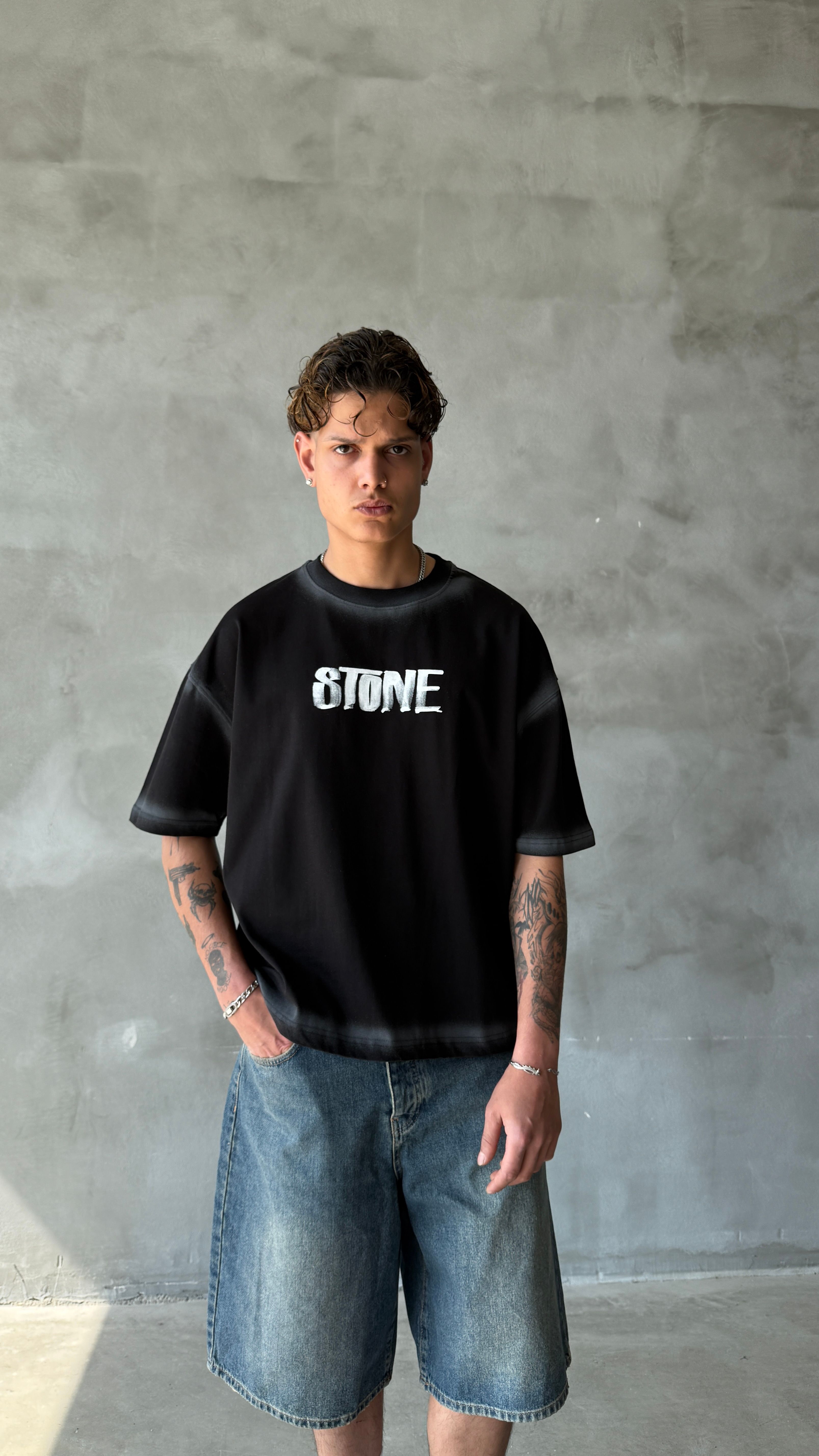 Siyah Stone Sprey Yıkamalı Oversize Tişört 