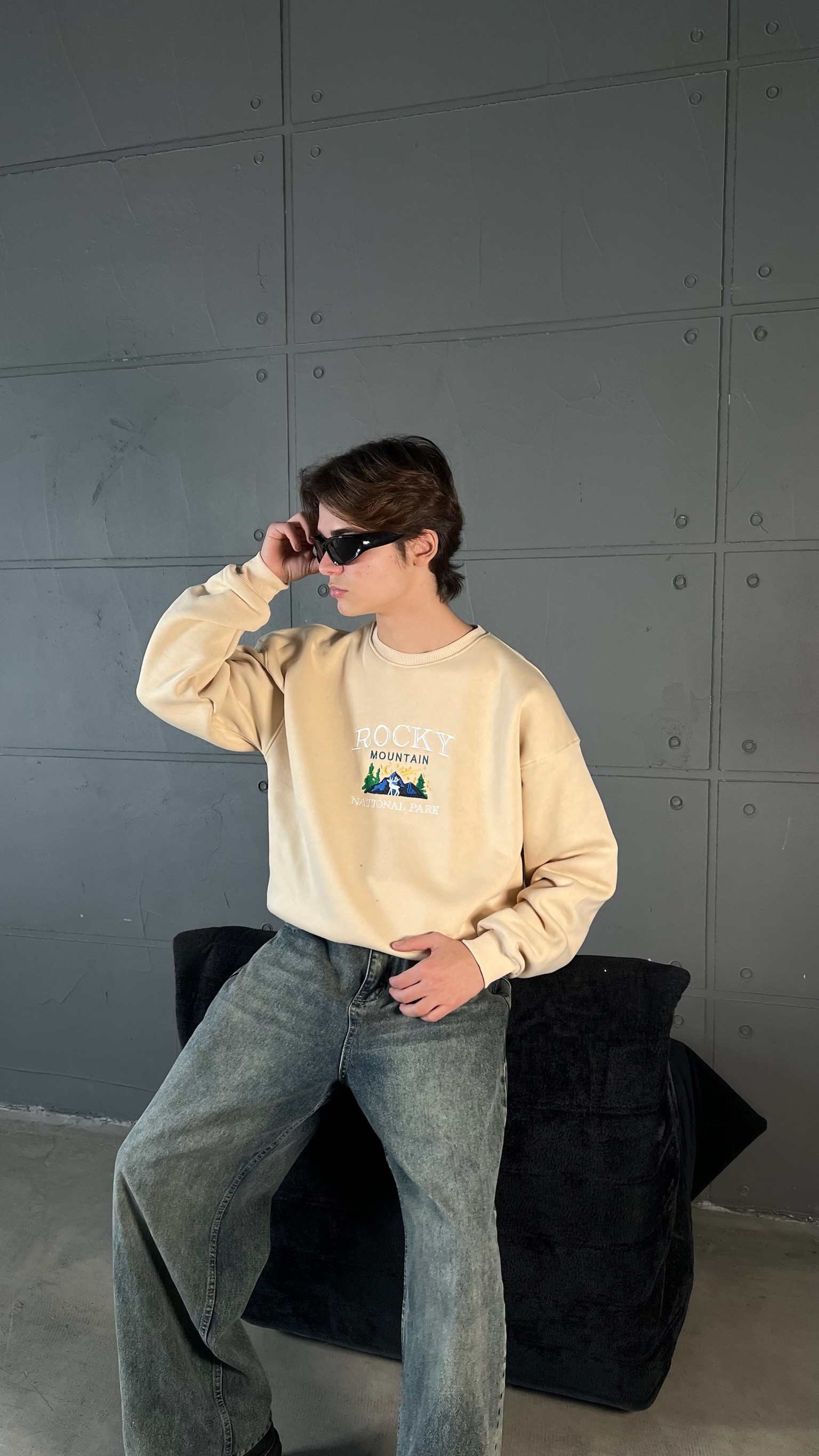 Krem Rocky Nakış İşlemeli Oversize Sweatshirt 