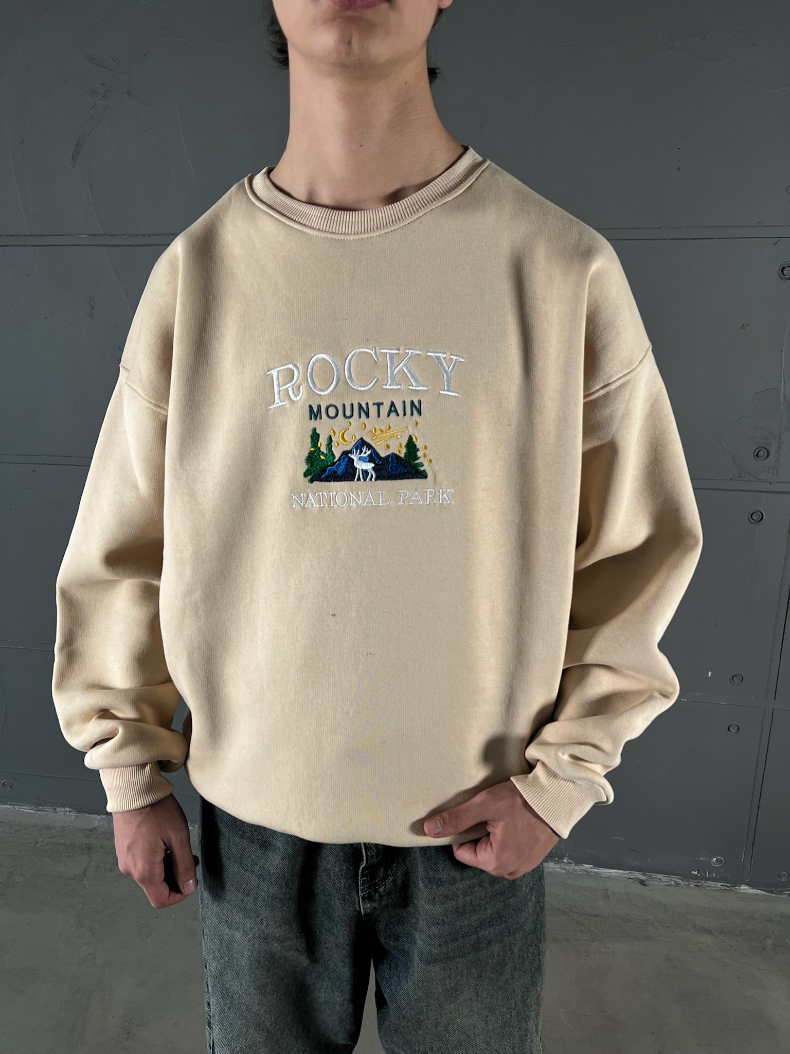 Krem Rocky Nakış İşlemeli Oversize Sweatshirt 