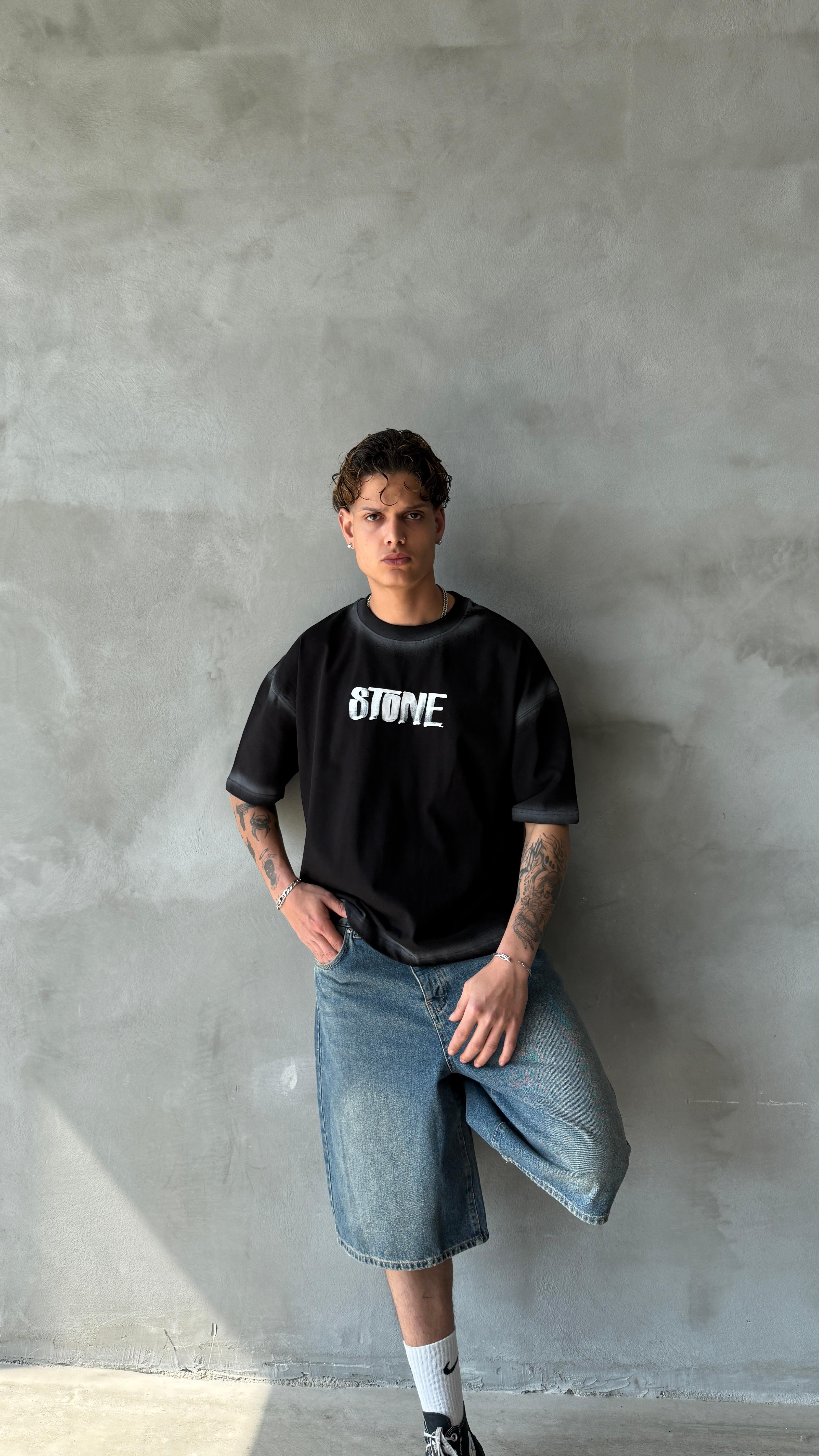 Siyah Stone Sprey Yıkamalı Oversize Tişört 