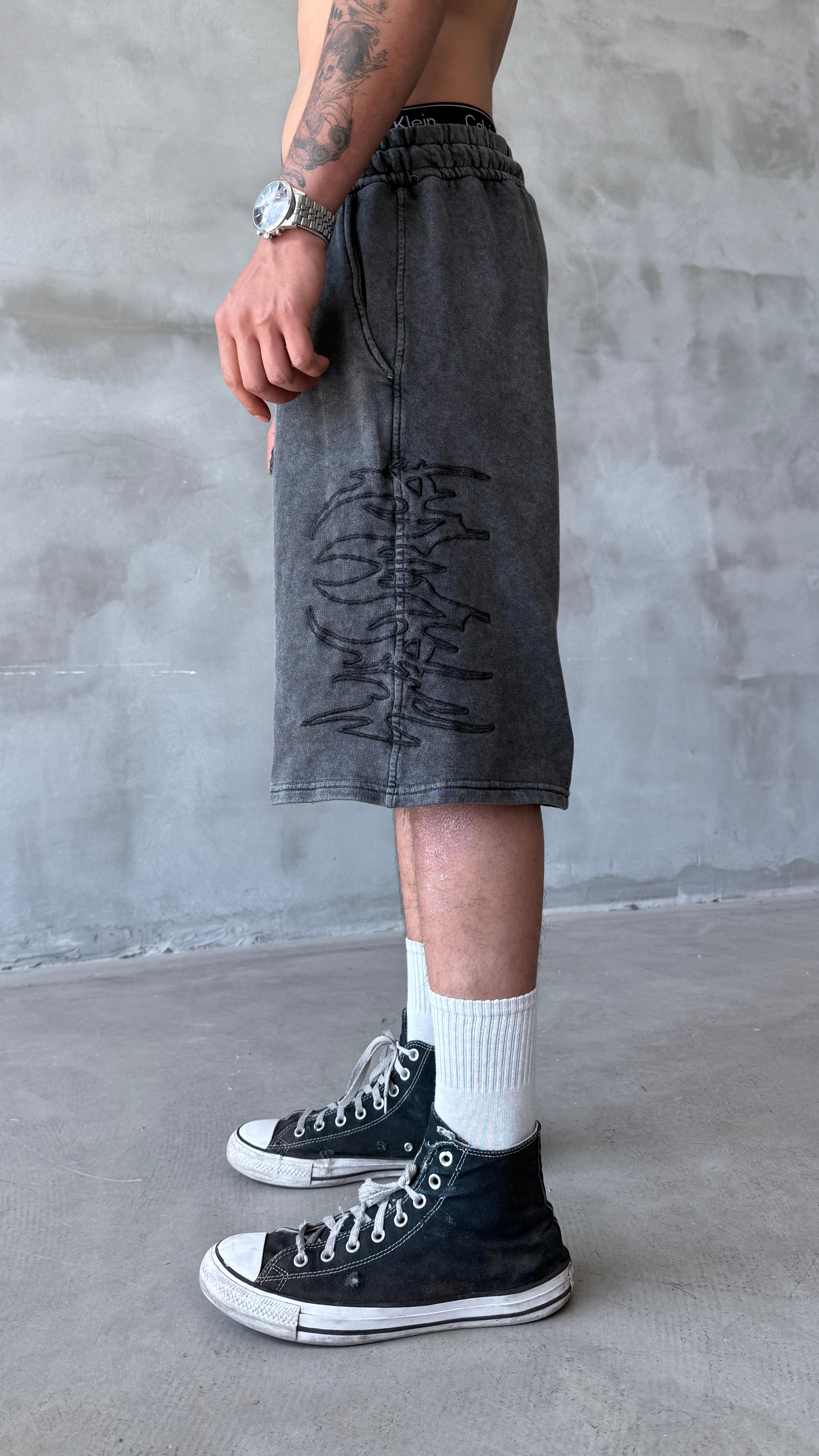 Antrasit Yıkamalı Soft Tribal Nakış Detay Baggy Şort 