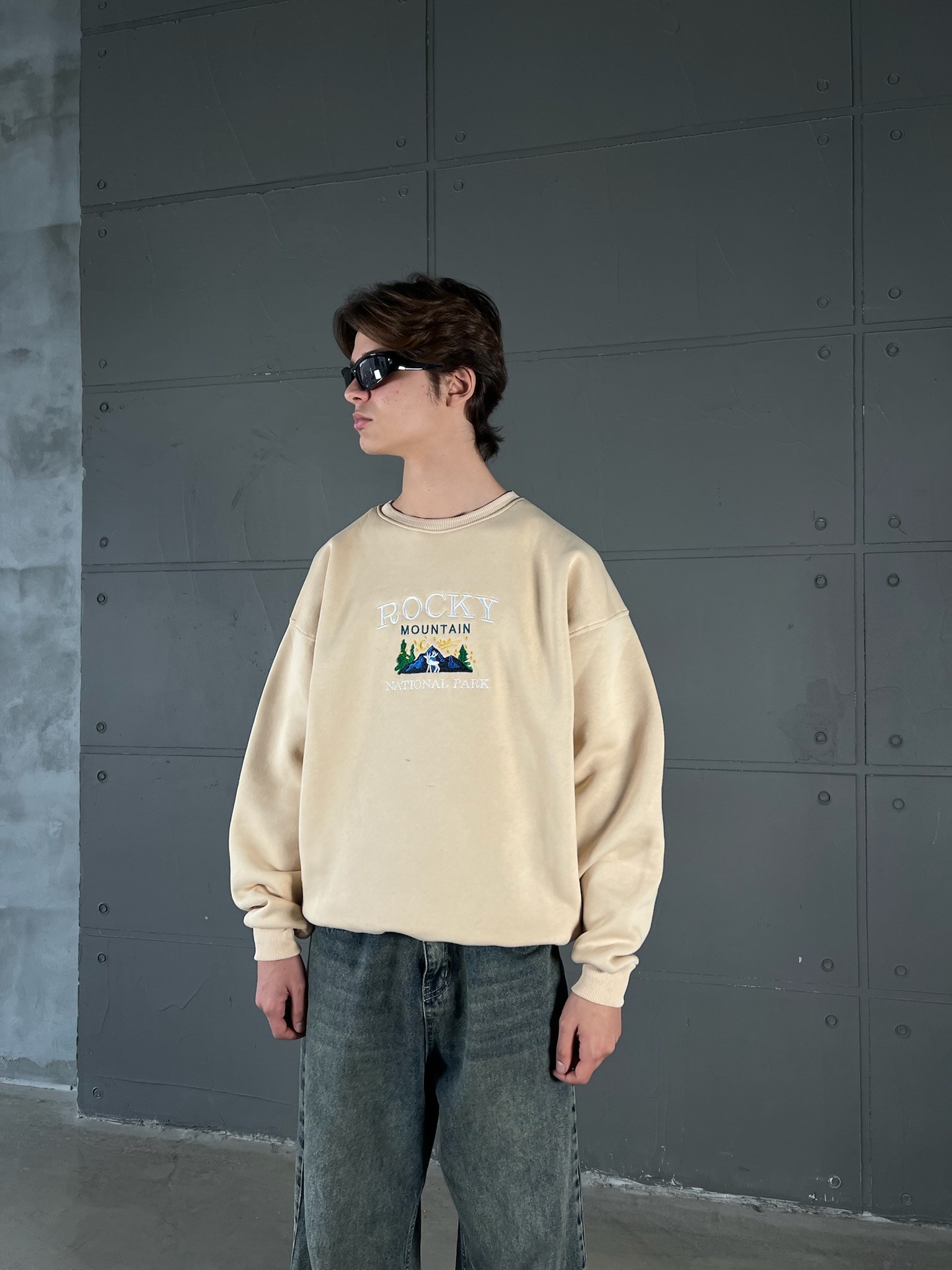 Krem Rocky Nakış İşlemeli Oversize Sweatshirt 