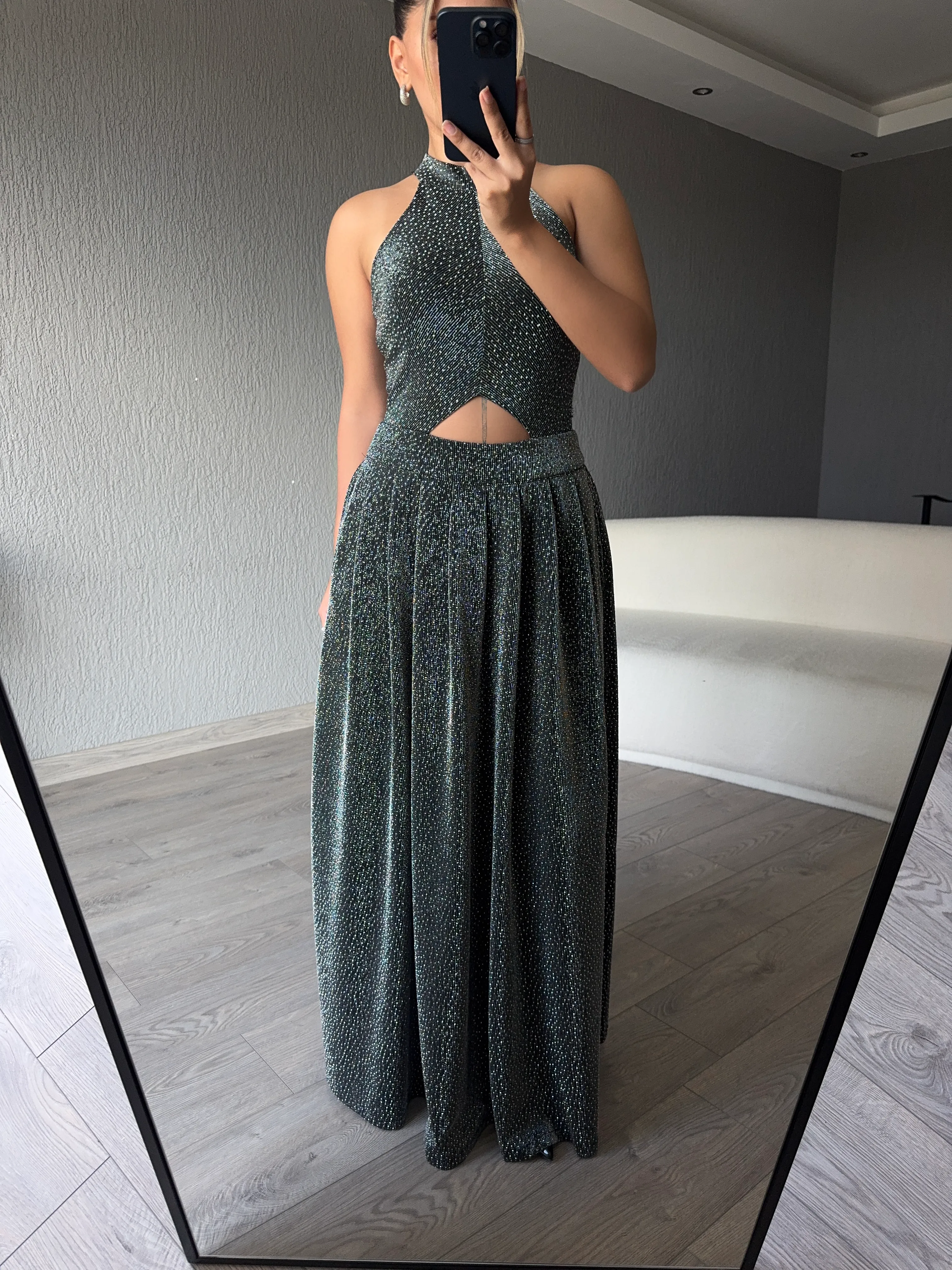 IŞILTILI HALTER YAKA CUT-OUT DETAYLI GİZLİ CEPLİ ELBİSE