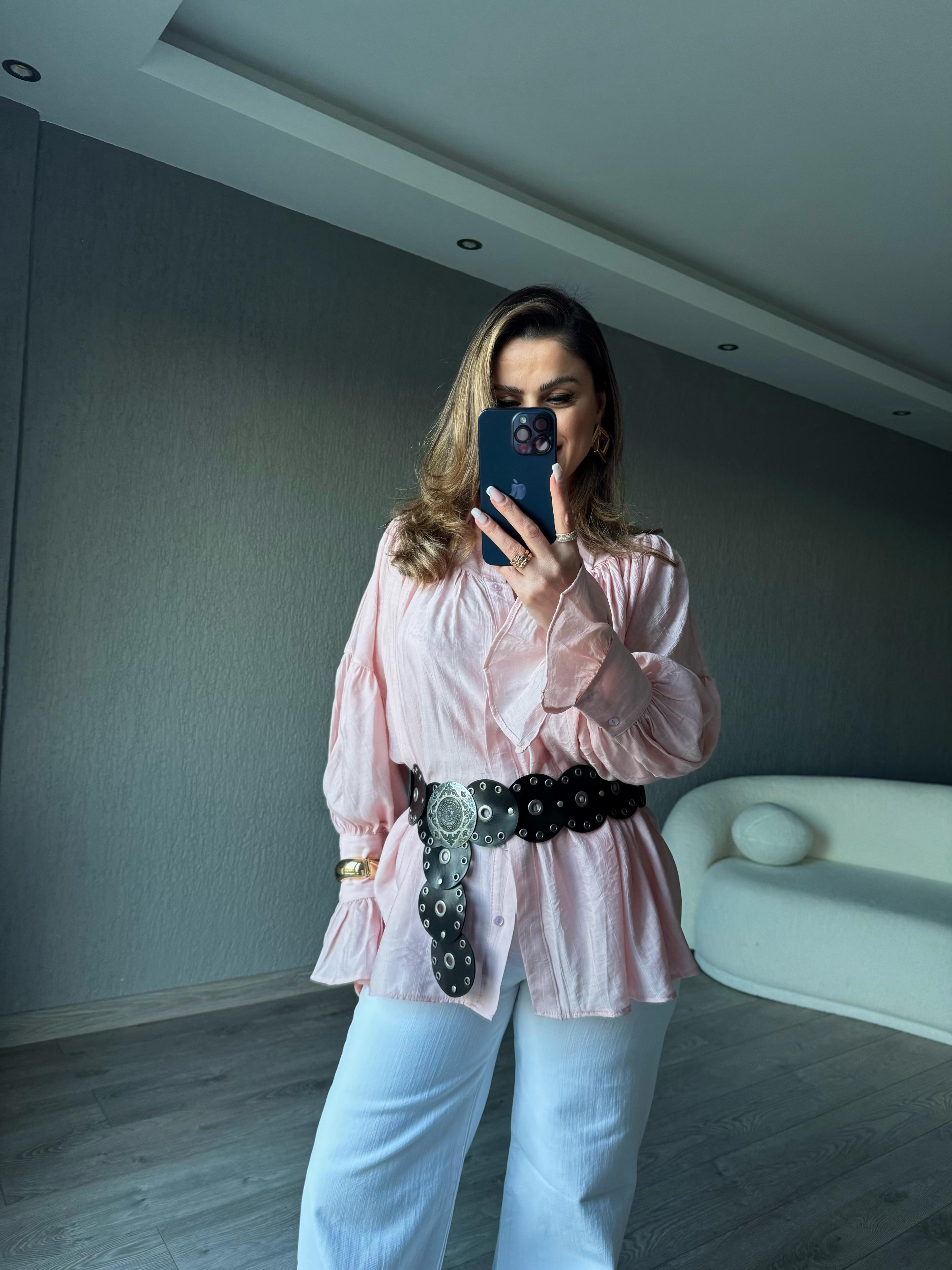 PEMBE BÜZGÜ VE KOL DETAYLI GÖMLEK 