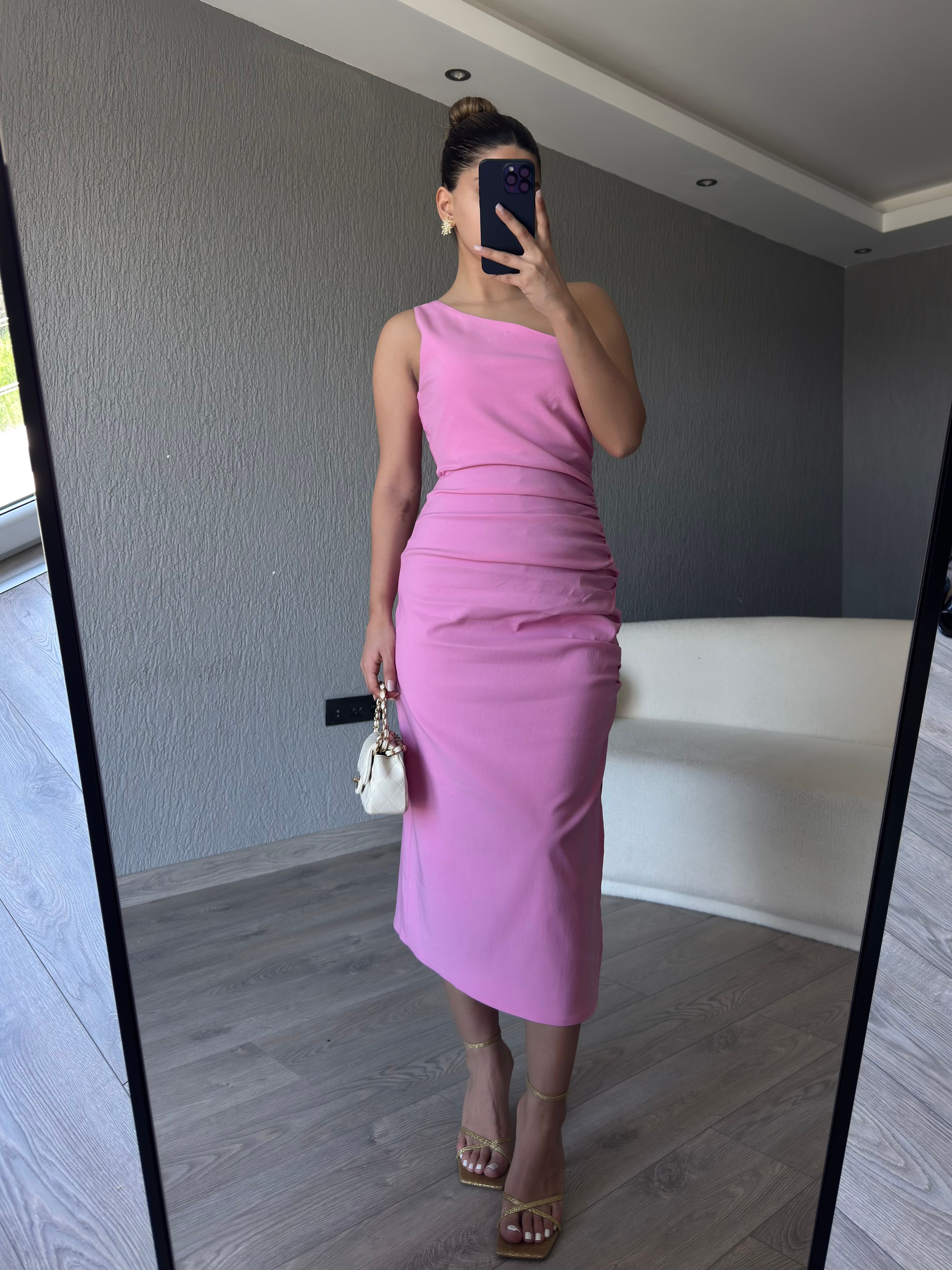 PEMBE TEK OMUZ YANDAN YIRTMAÇILI ELBİSE