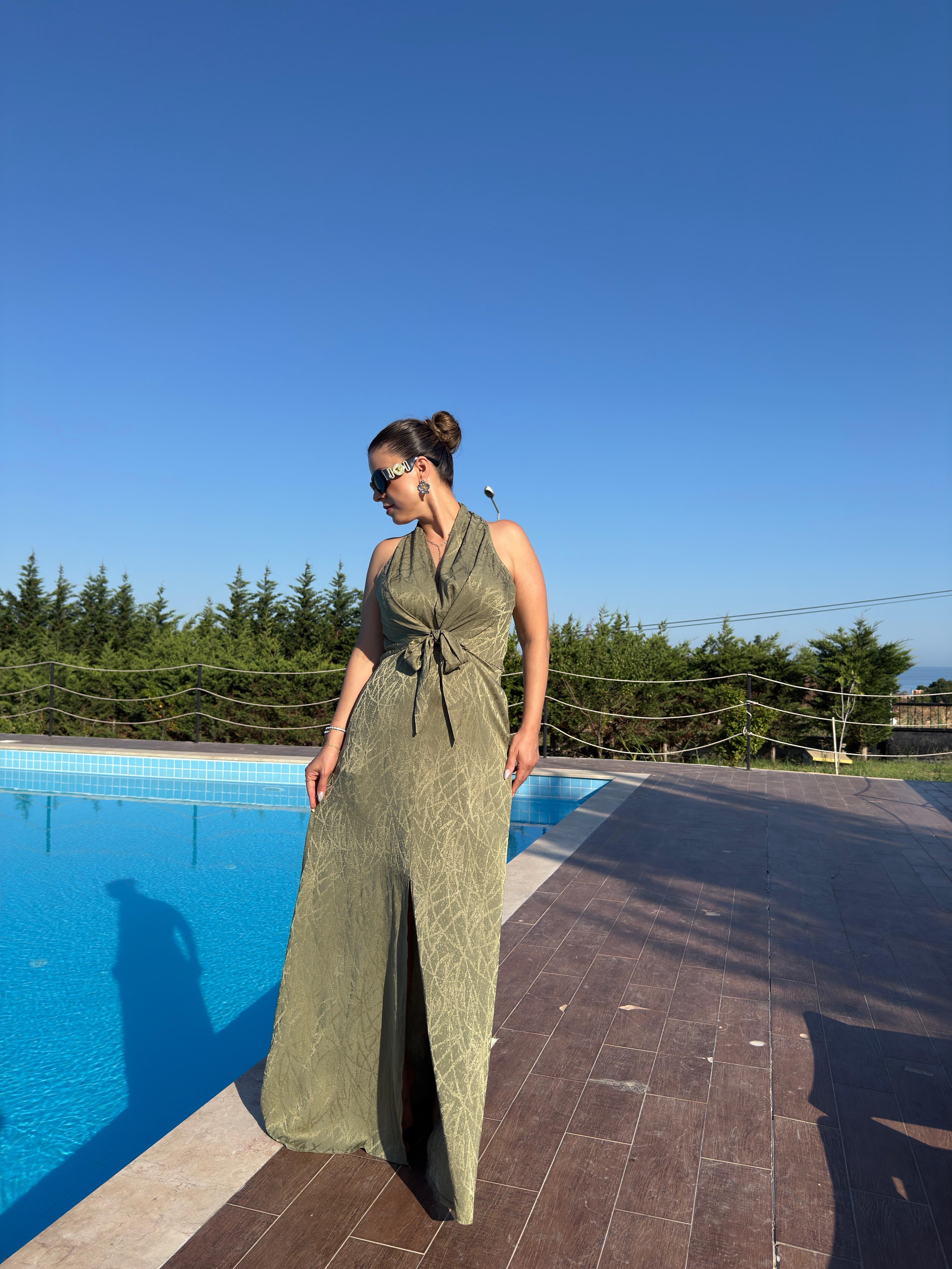 KRUVAZE YAKA BAĞLAMALI YIRTMAÇ DETAYLI MAXİ ELBİSE - Yeşil