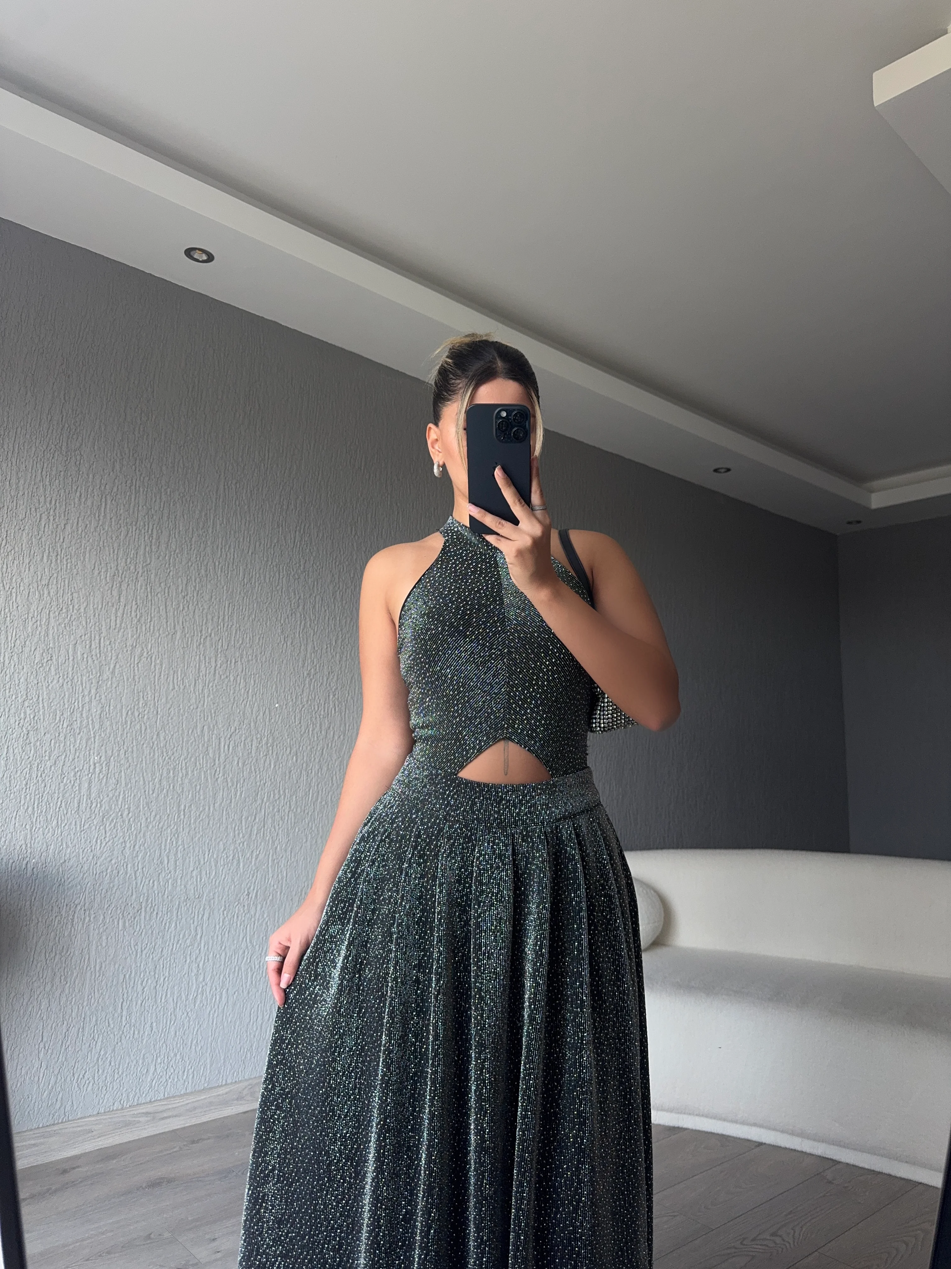 IŞILTILI HALTER YAKA CUT-OUT DETAYLI GİZLİ CEPLİ ELBİSE