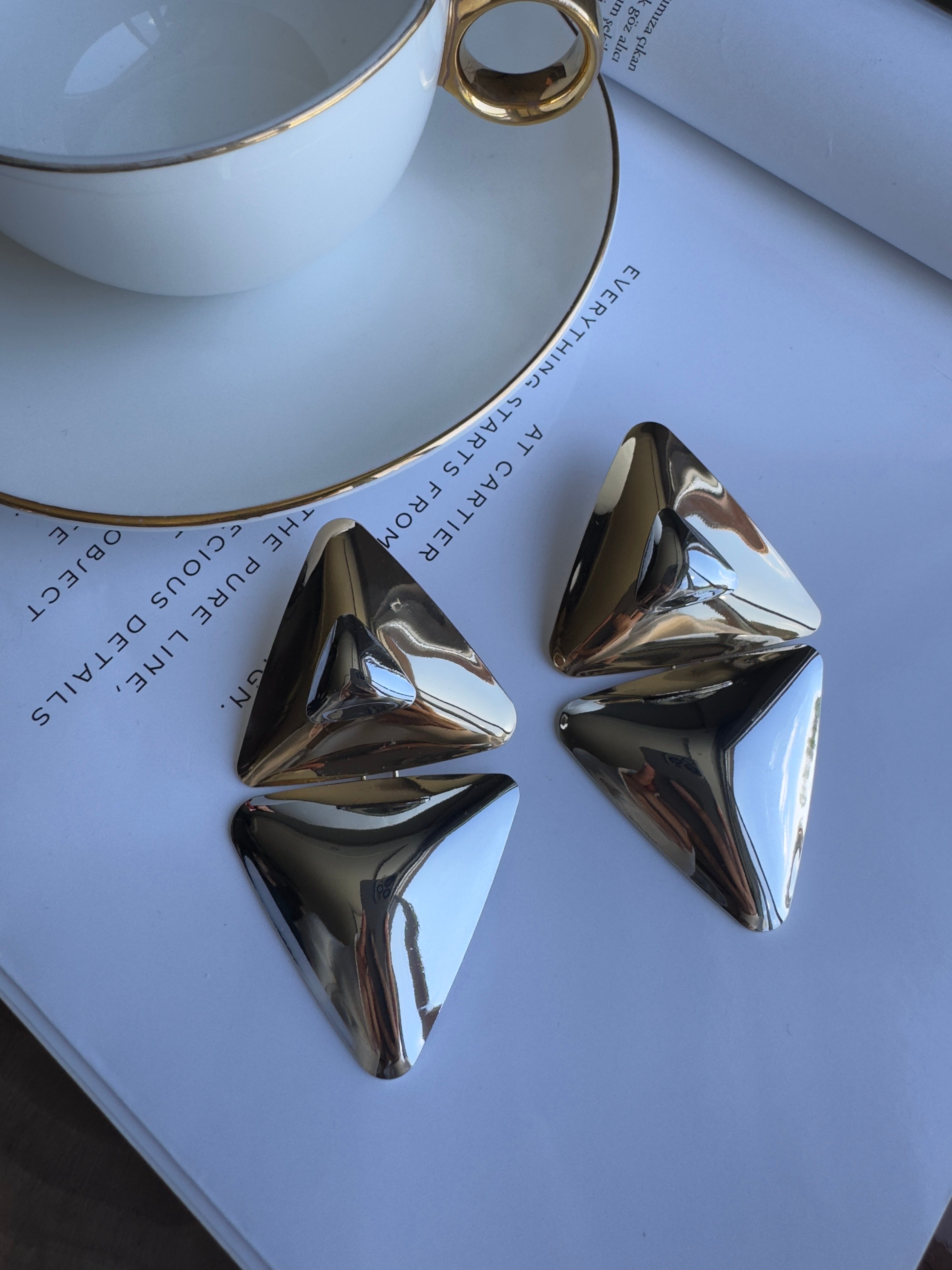 GEOMETRİK ÜÇGEN METALİK KÜPE
