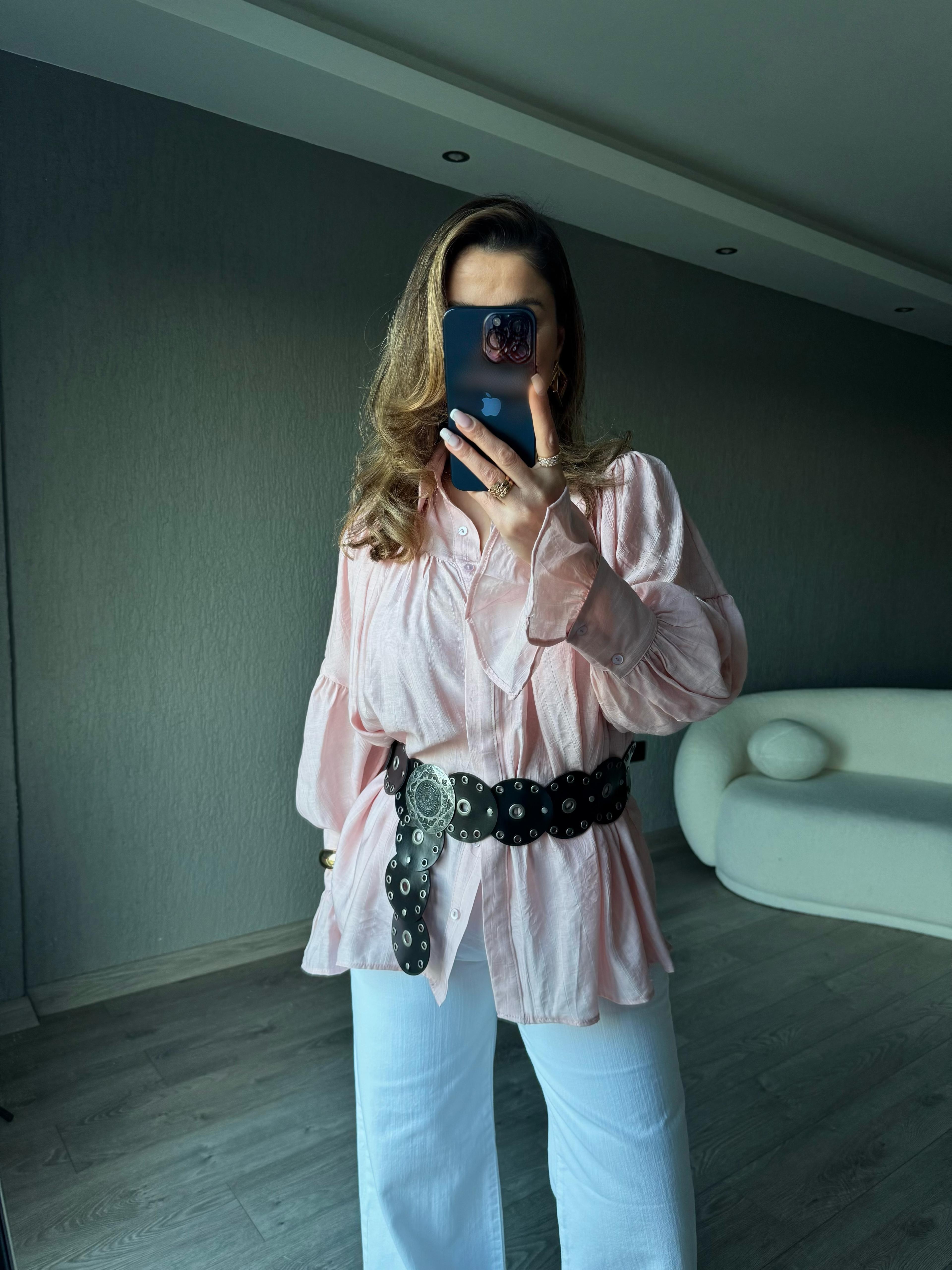 PEMBE BÜZGÜ VE KOL DETAYLI GÖMLEK 