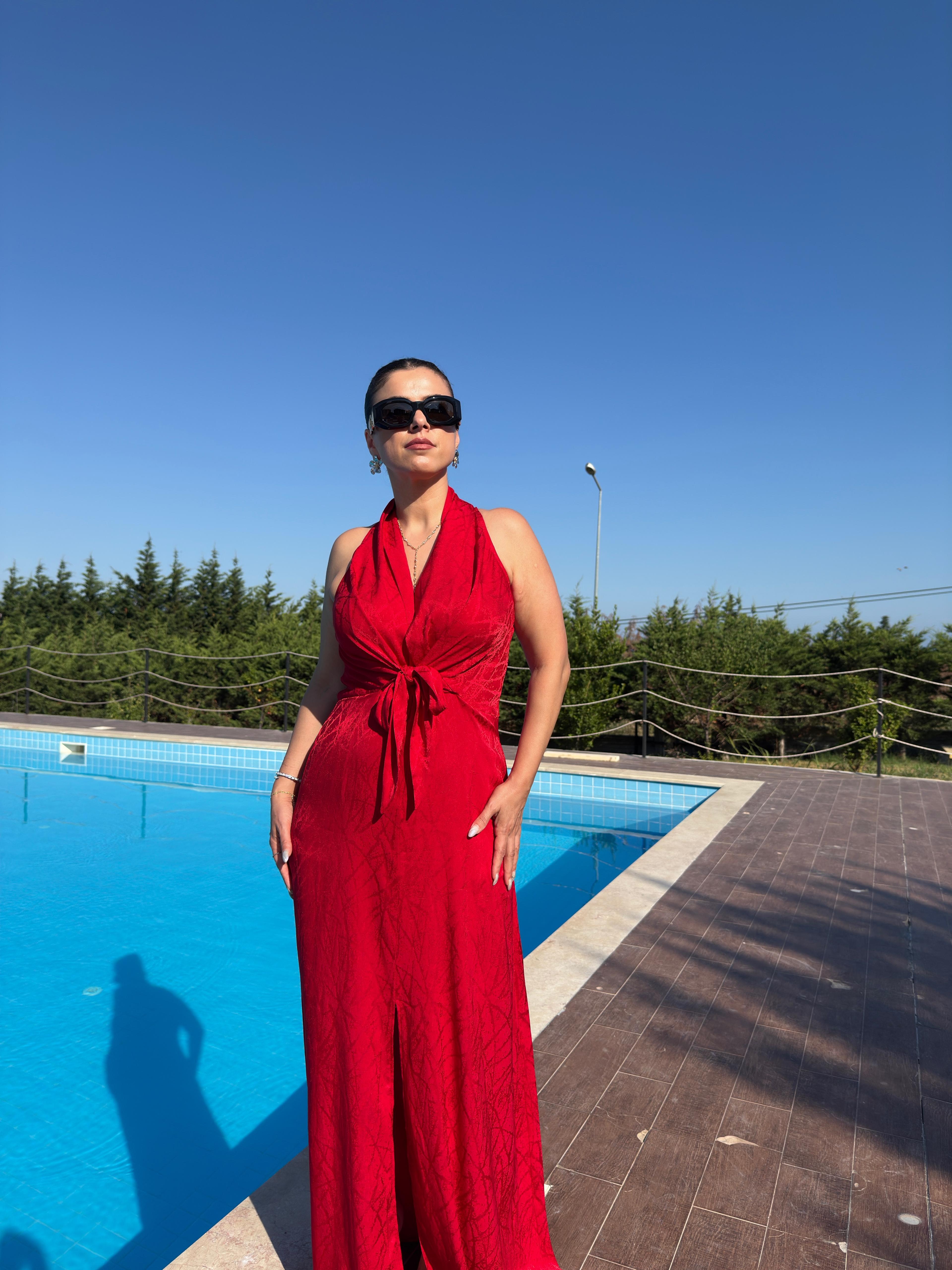 KRUVAZE YAKA BAĞLAMALI YIRTMAÇ DETAYLI MAXİ ELBİSE
