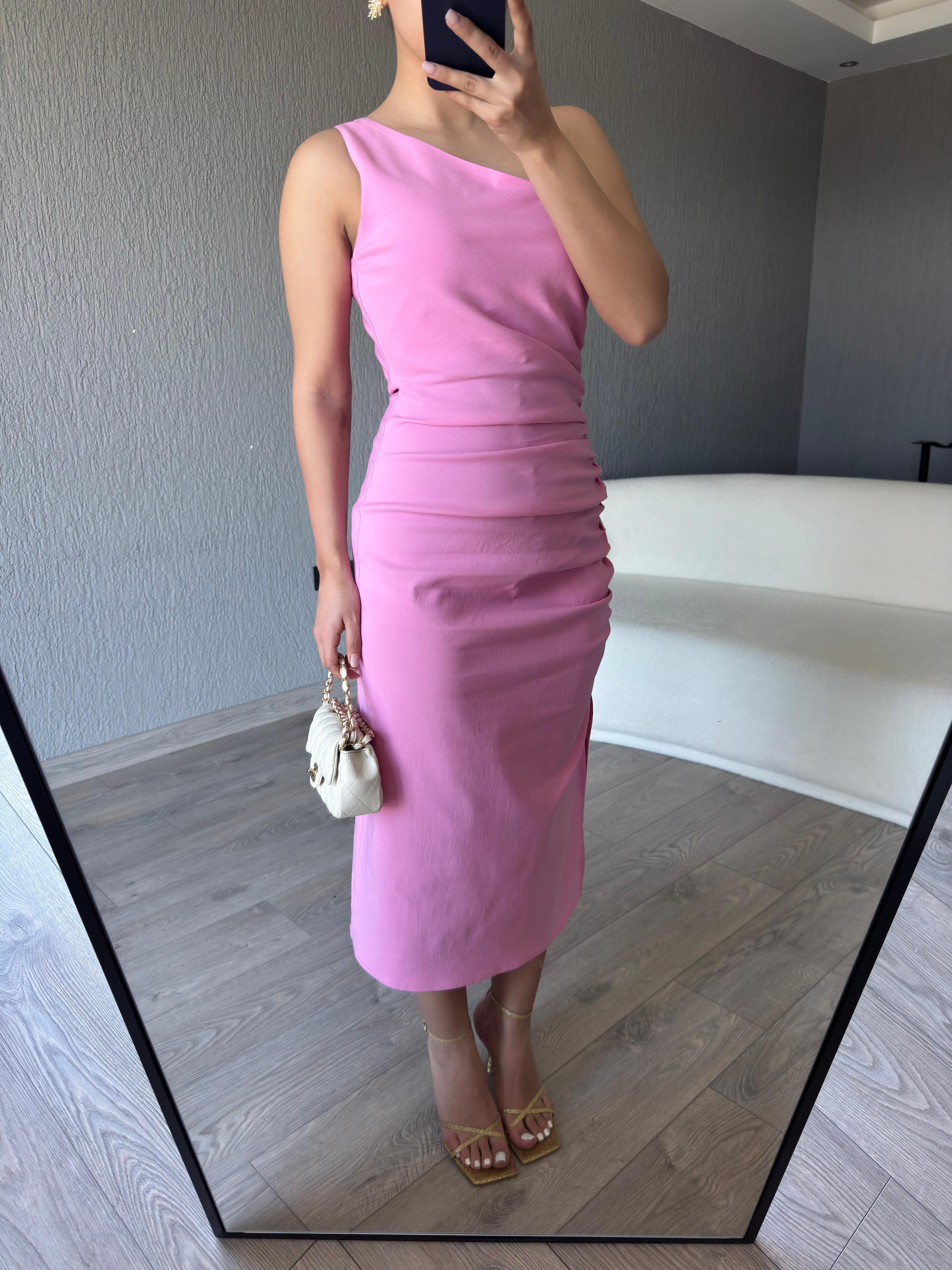 PEMBE TEK OMUZ YANDAN YIRTMAÇILI ELBİSE