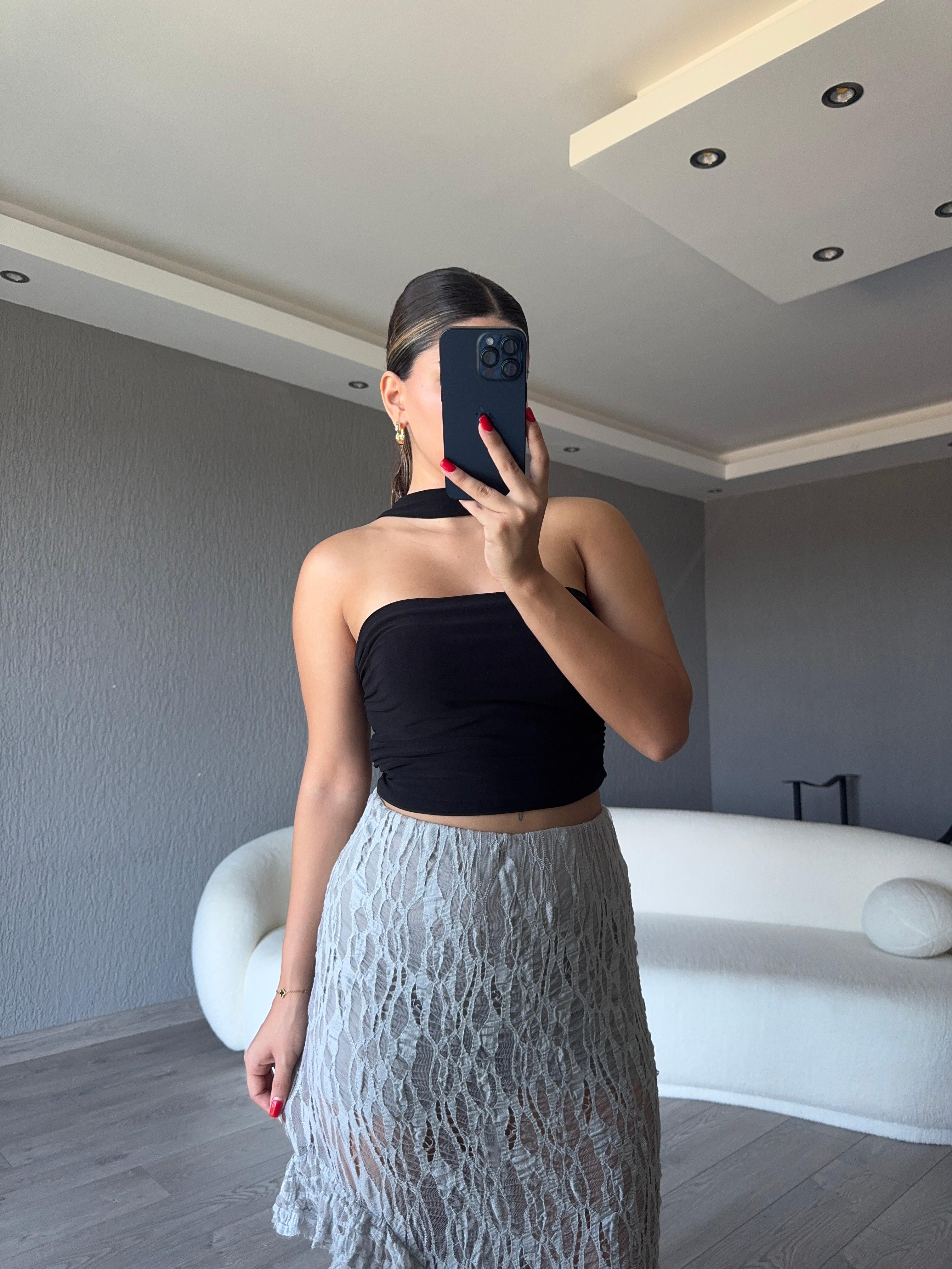 BOYUNDAN GEÇMELİ STRAPLEZ BLUZ