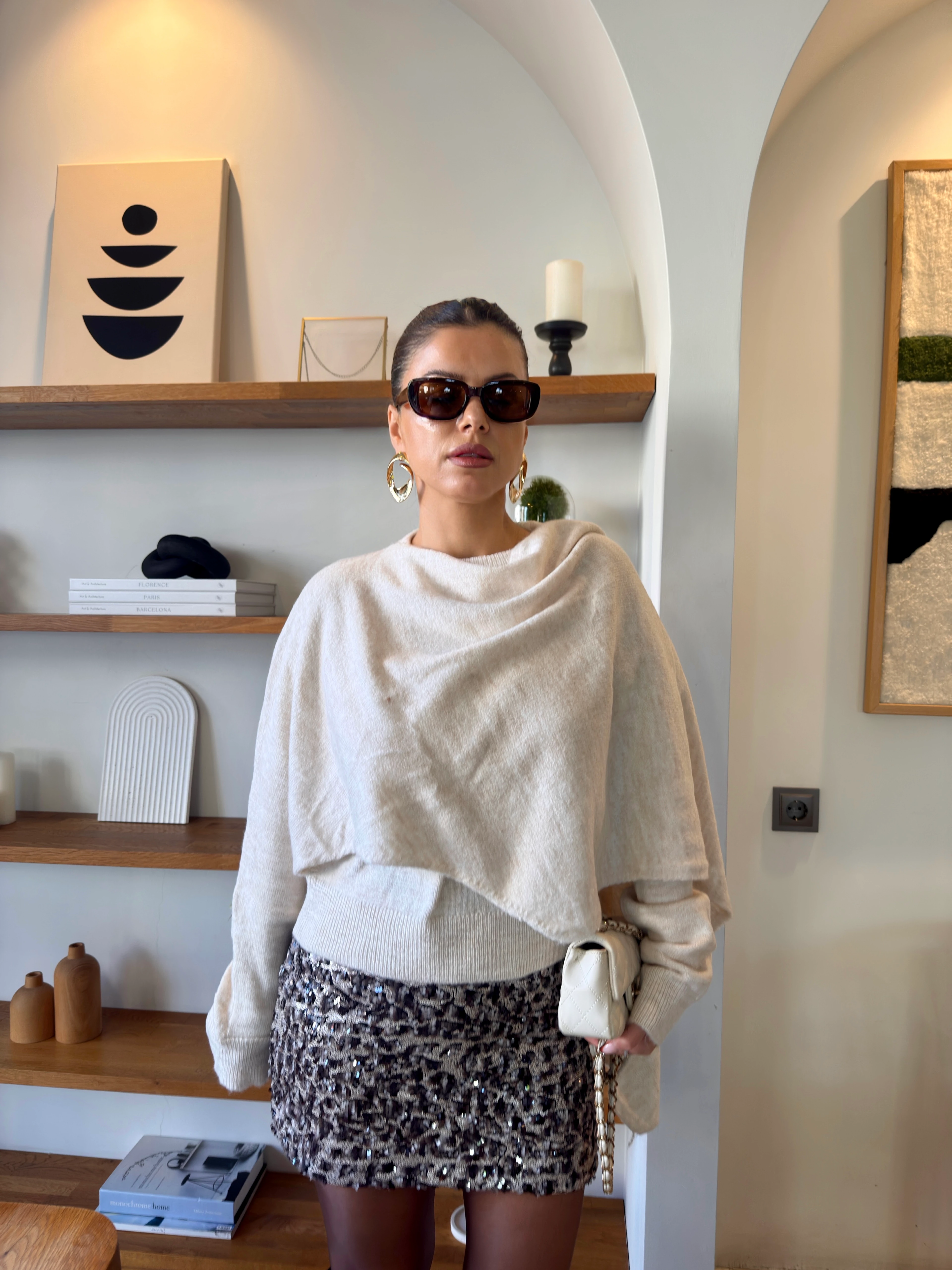 ŞAL DETAYLI EKRU KAZAK