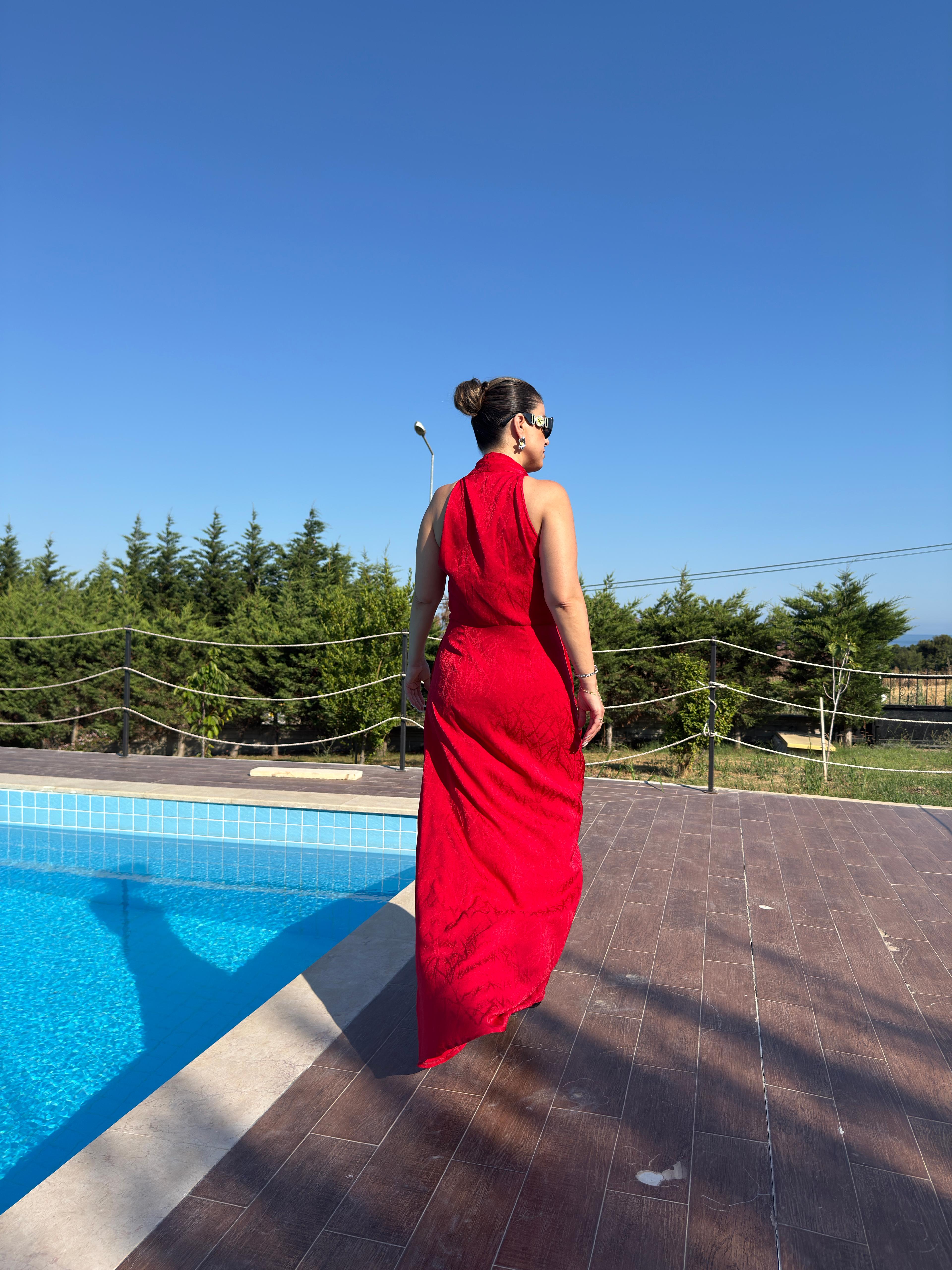 KRUVAZE YAKA BAĞLAMALI YIRTMAÇ DETAYLI MAXİ ELBİSE