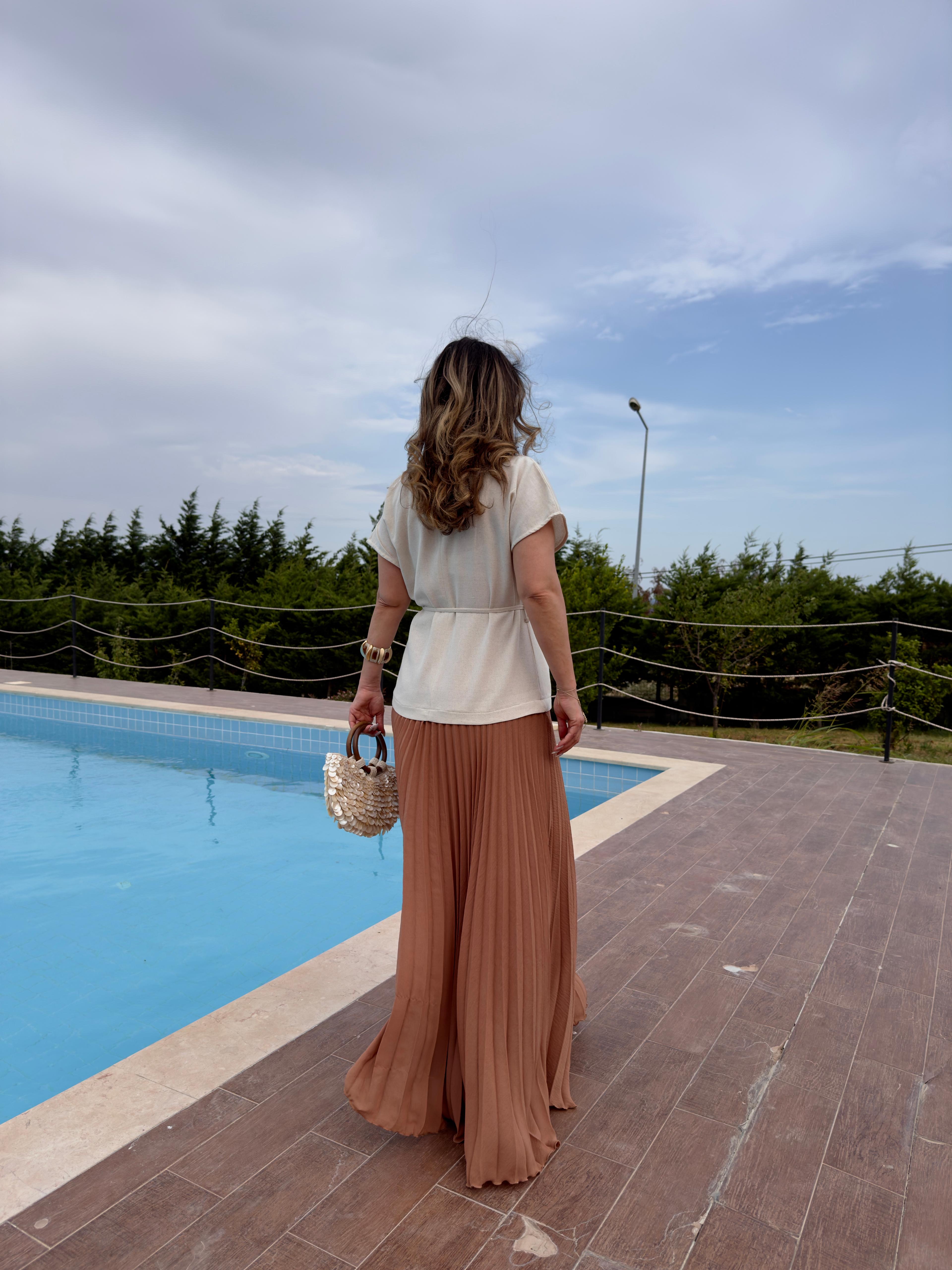 KUŞAK DETAYLI PİLELİ MAXİ ELBİSE