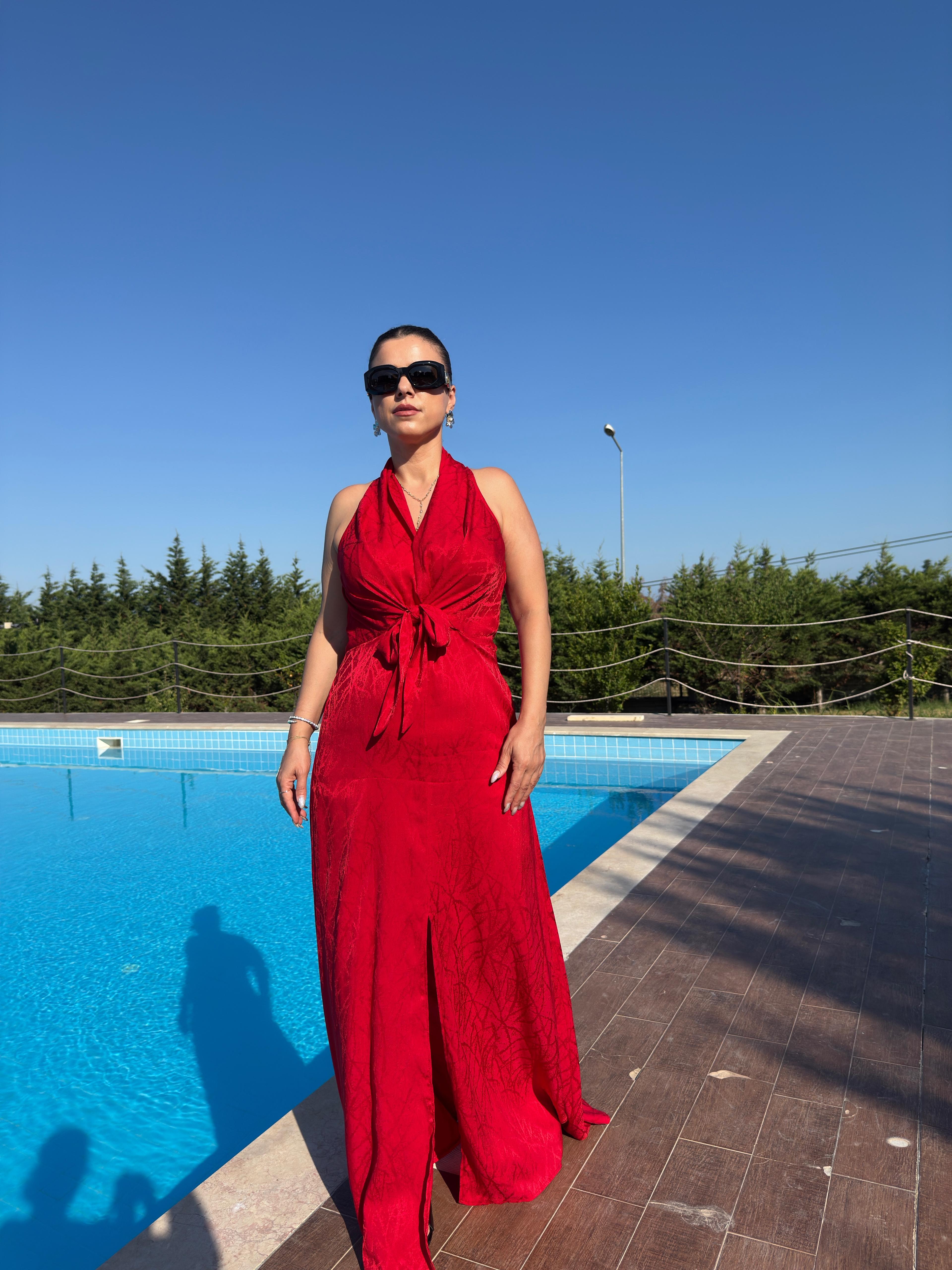 KRUVAZE YAKA BAĞLAMALI YIRTMAÇ DETAYLI MAXİ ELBİSE - Kırmızı