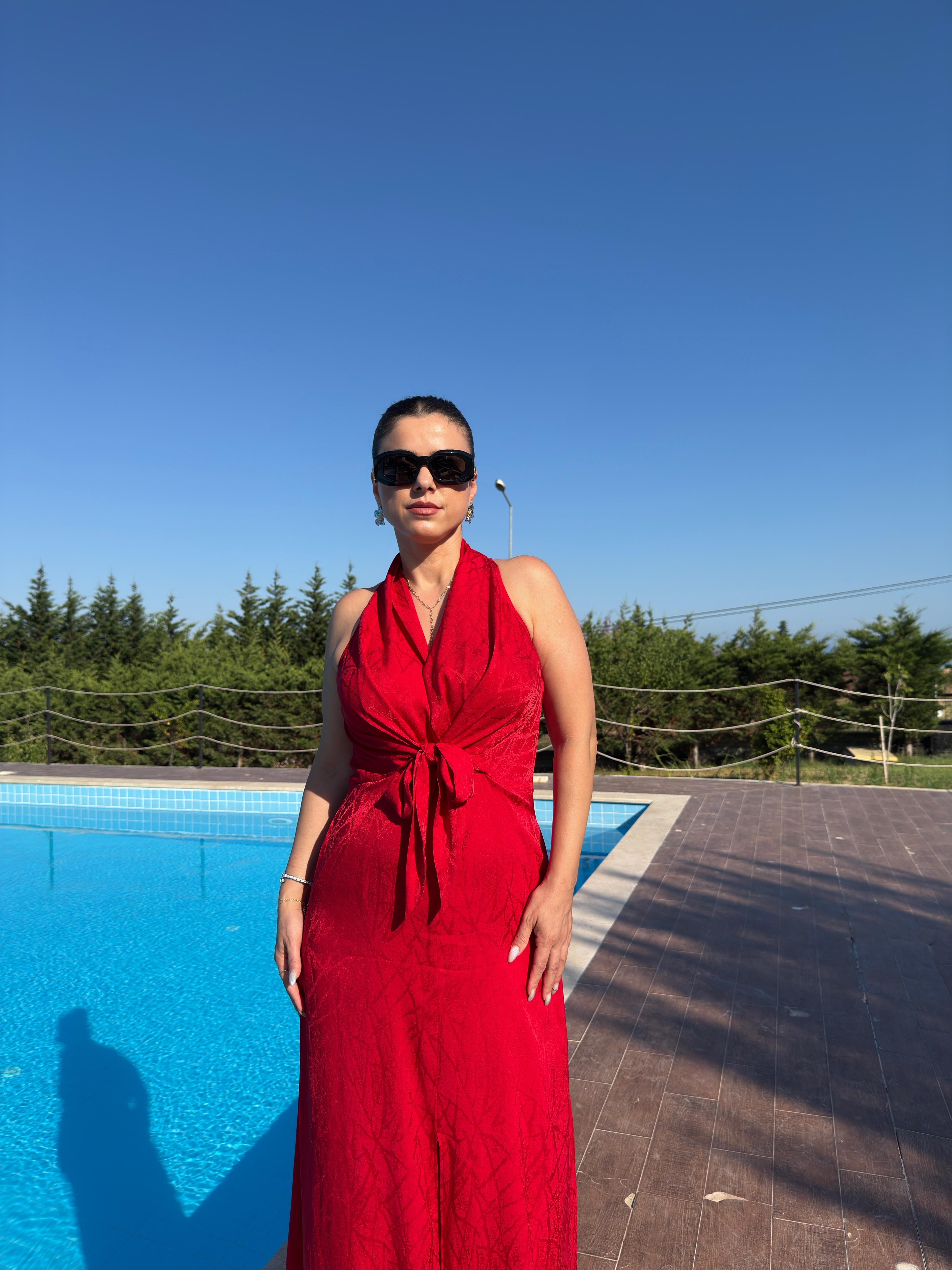 KRUVAZE YAKA BAĞLAMALI YIRTMAÇ DETAYLI MAXİ ELBİSE