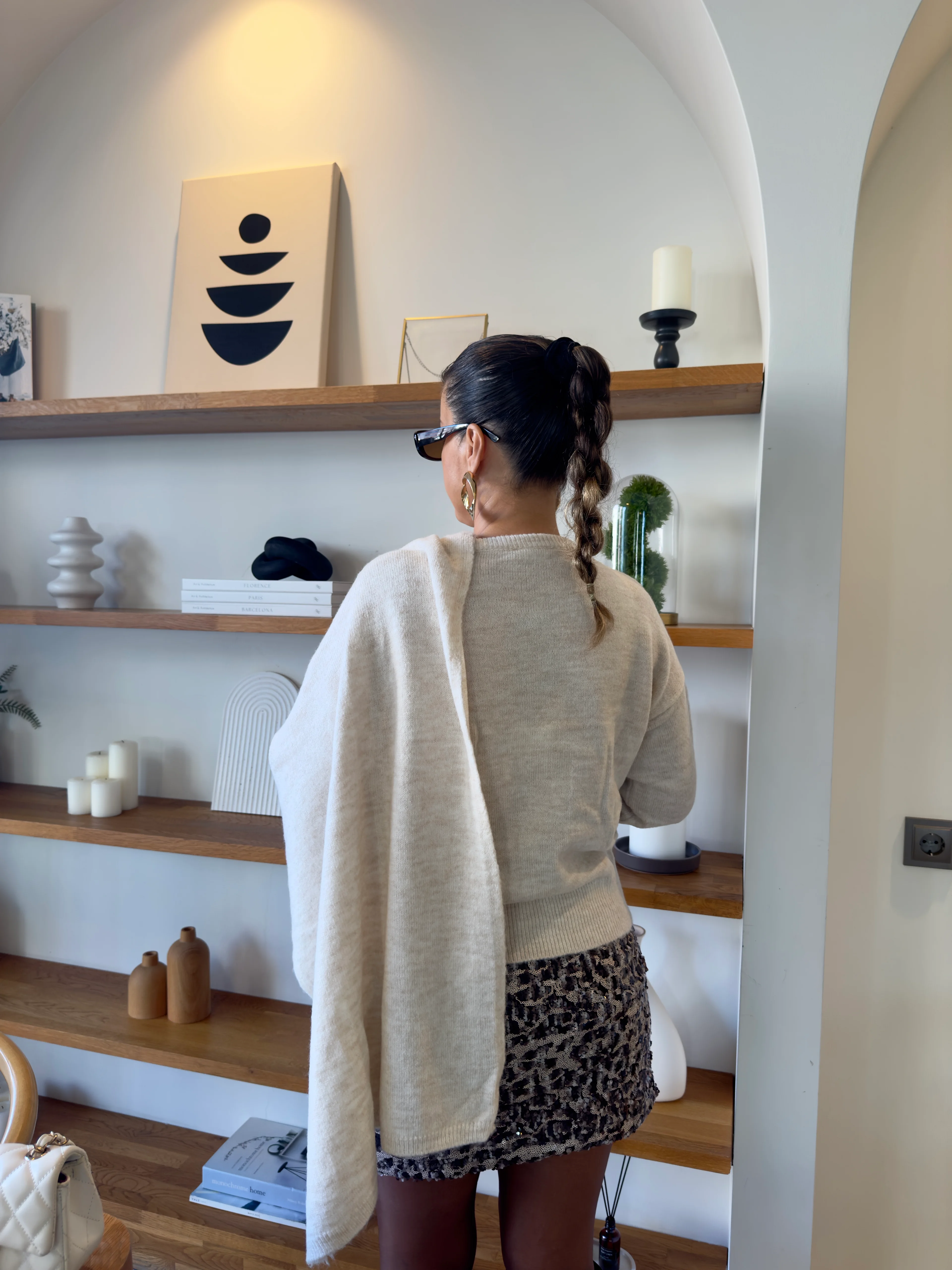 ŞAL DETAYLI EKRU KAZAK