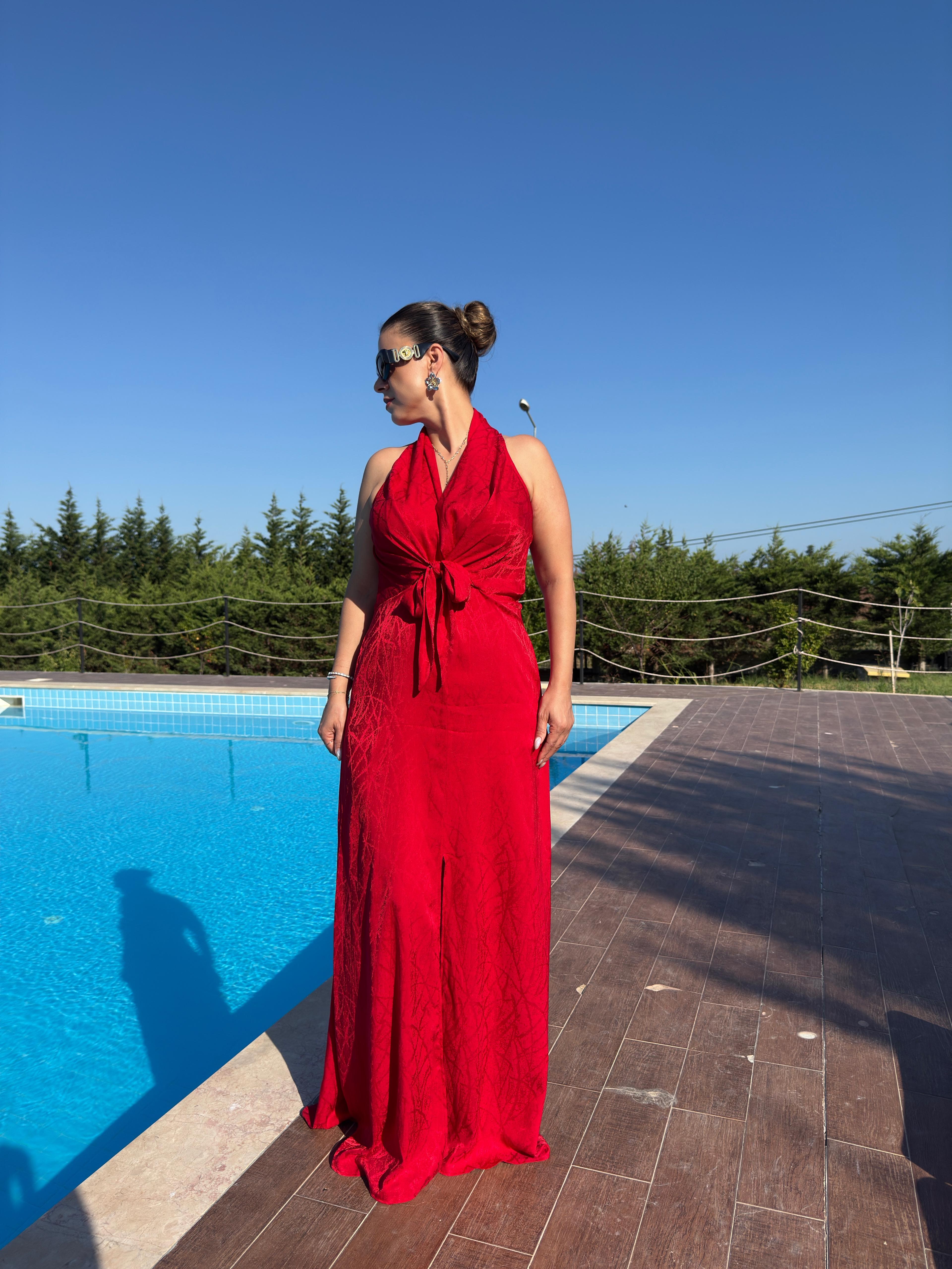 KRUVAZE YAKA BAĞLAMALI YIRTMAÇ DETAYLI MAXİ ELBİSE