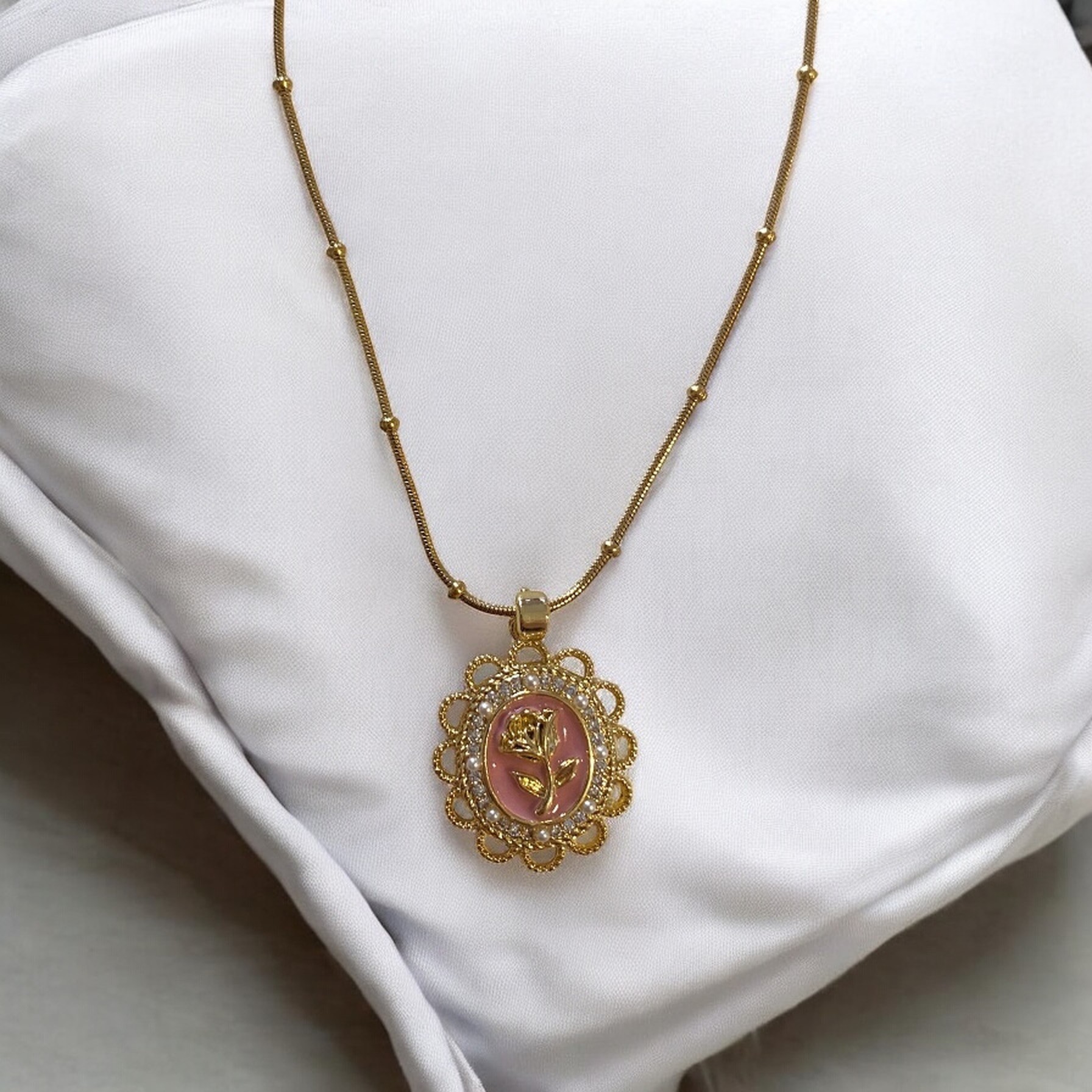 Pembe Zarafet Gül Kolyesi