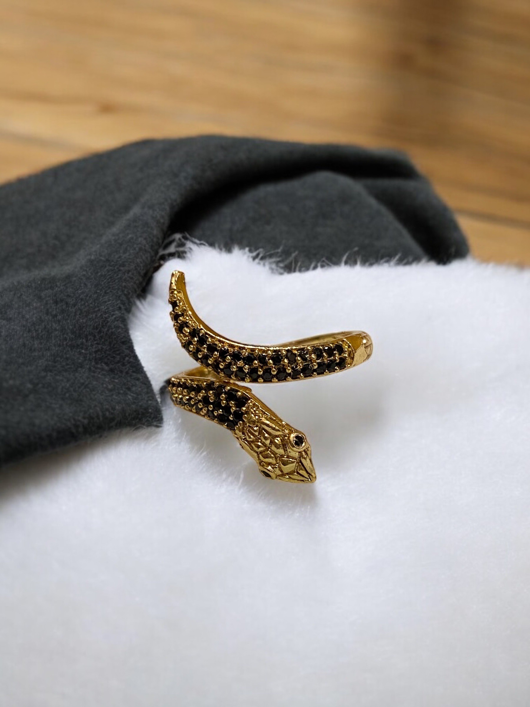 Siyah Serpent Yüzük