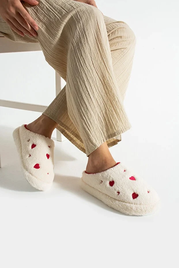 Kadın Peluş Kalpli Ev Terliği Misafir Terliği Bohça Terliği